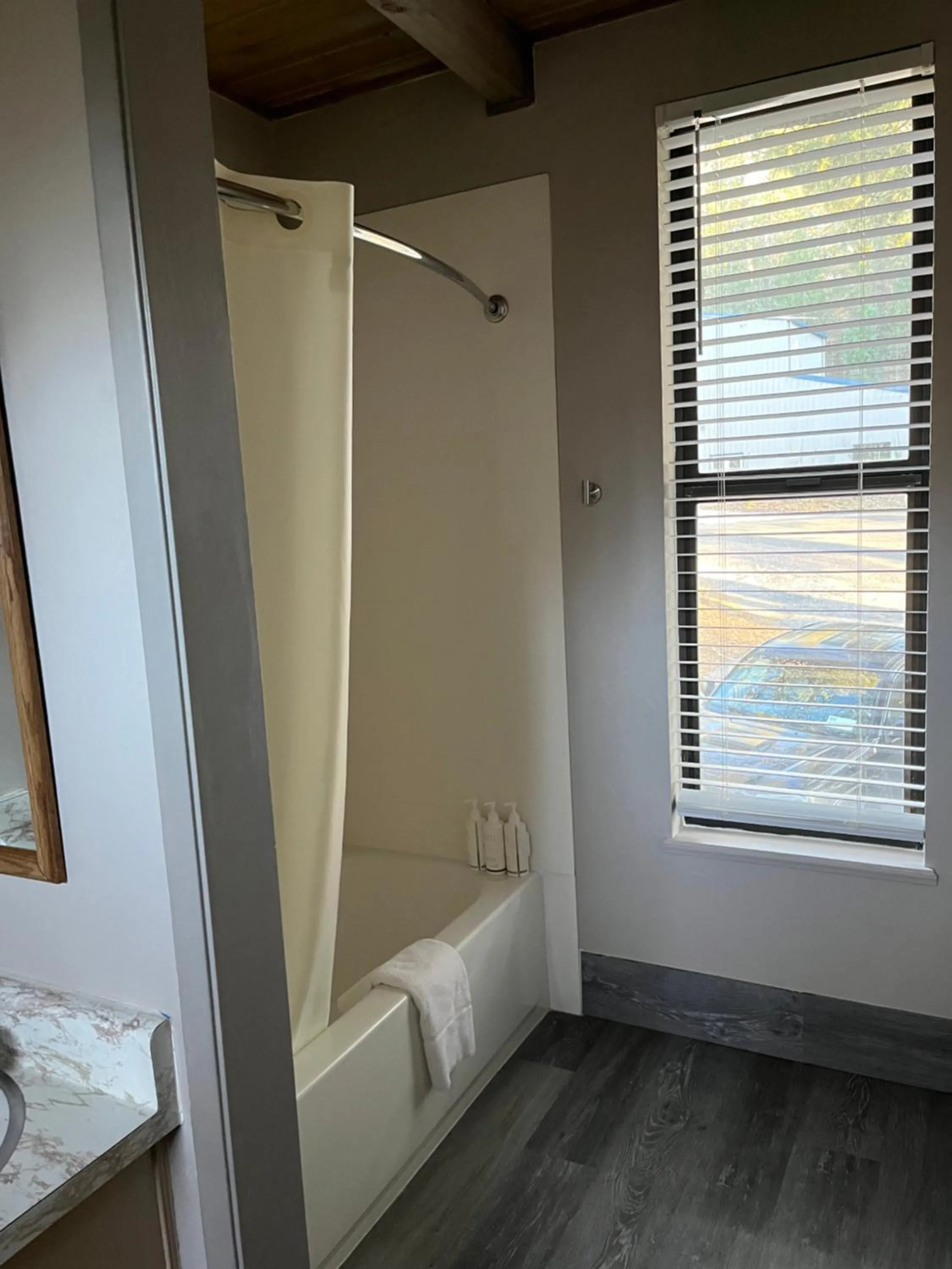 Bathroom, Bed in Northern Queen Inn