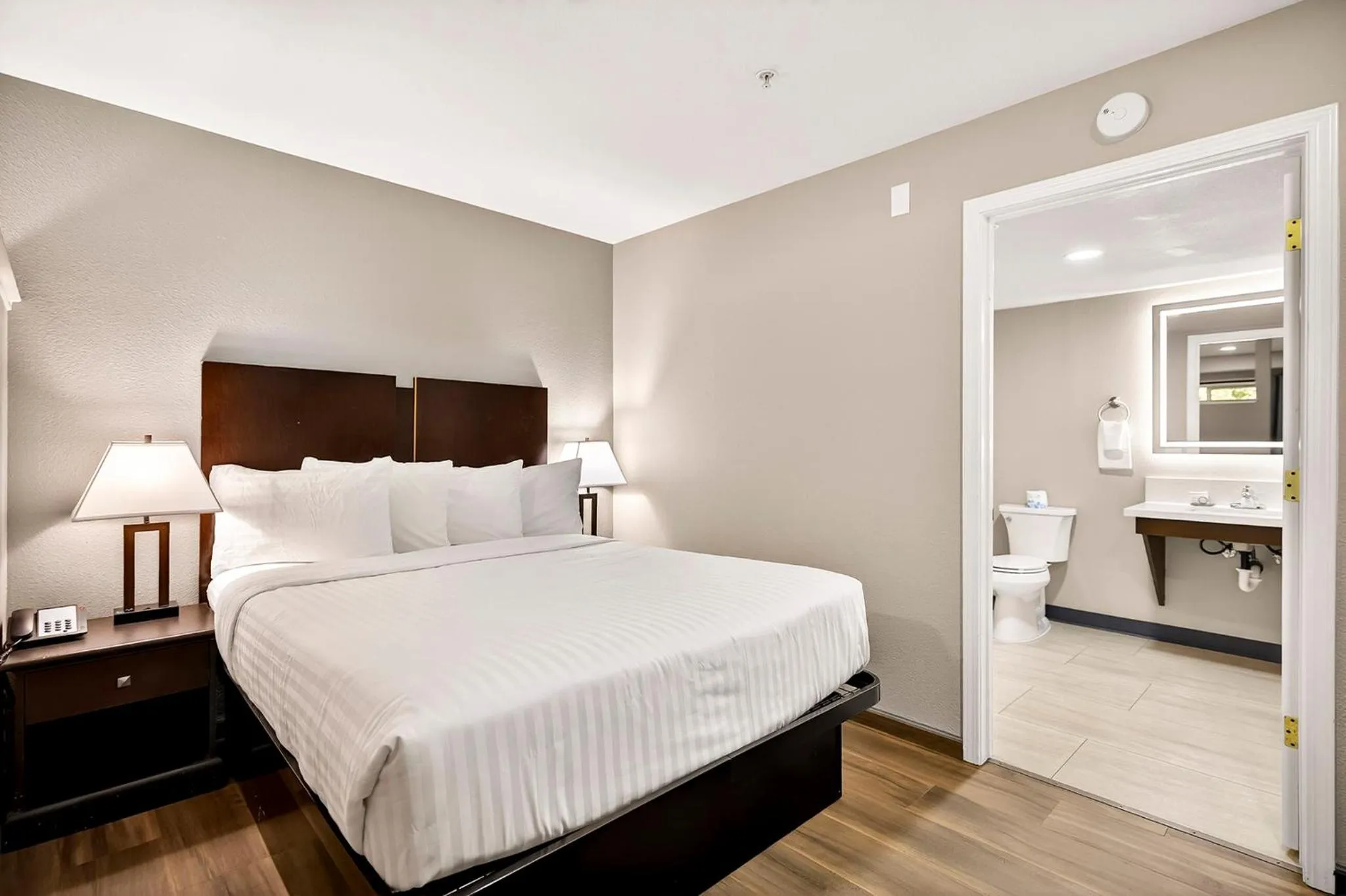 Bathroom, Bed in Northern Queen Inn