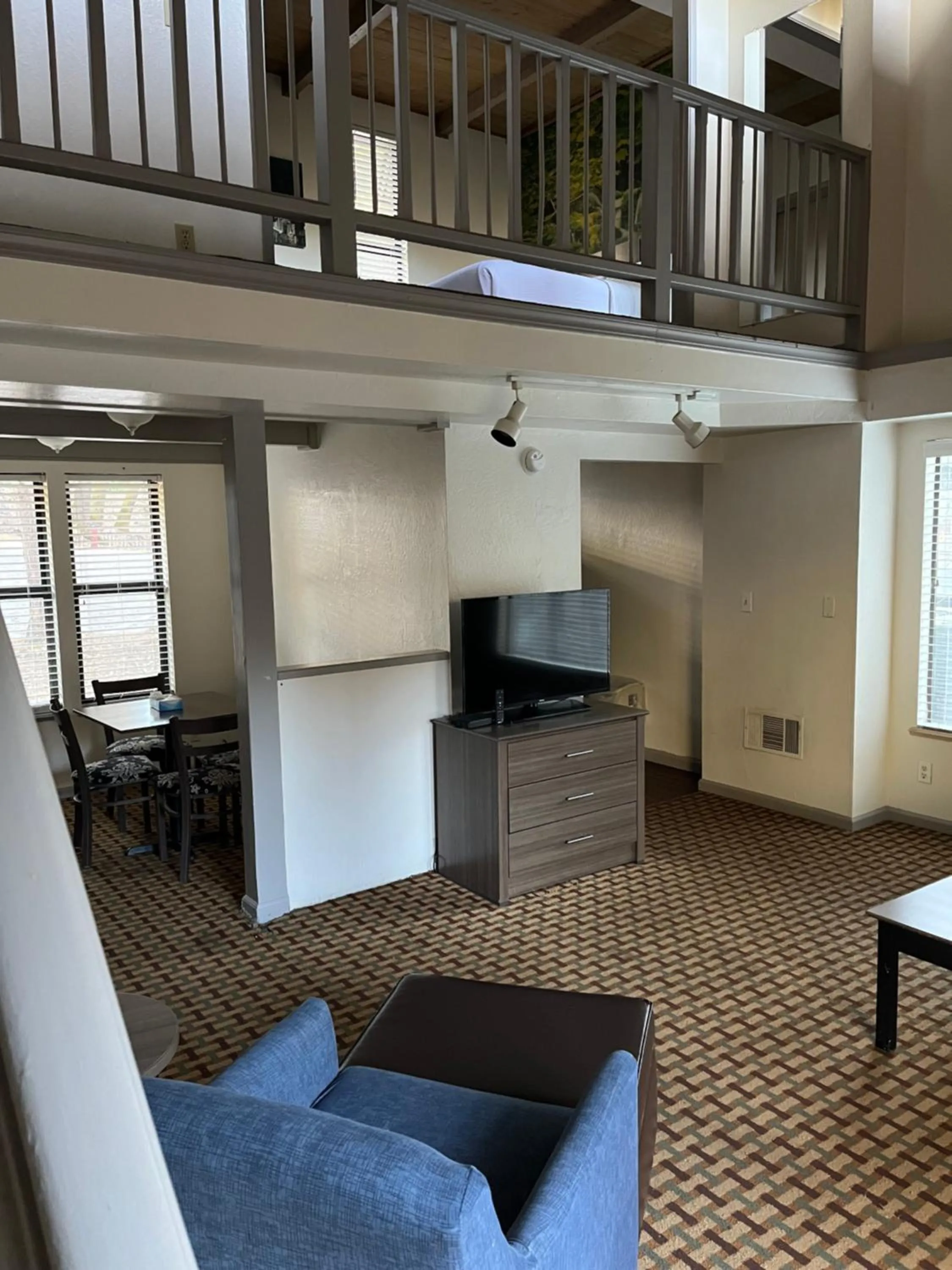 Photo of the whole room in Northern Queen Inn