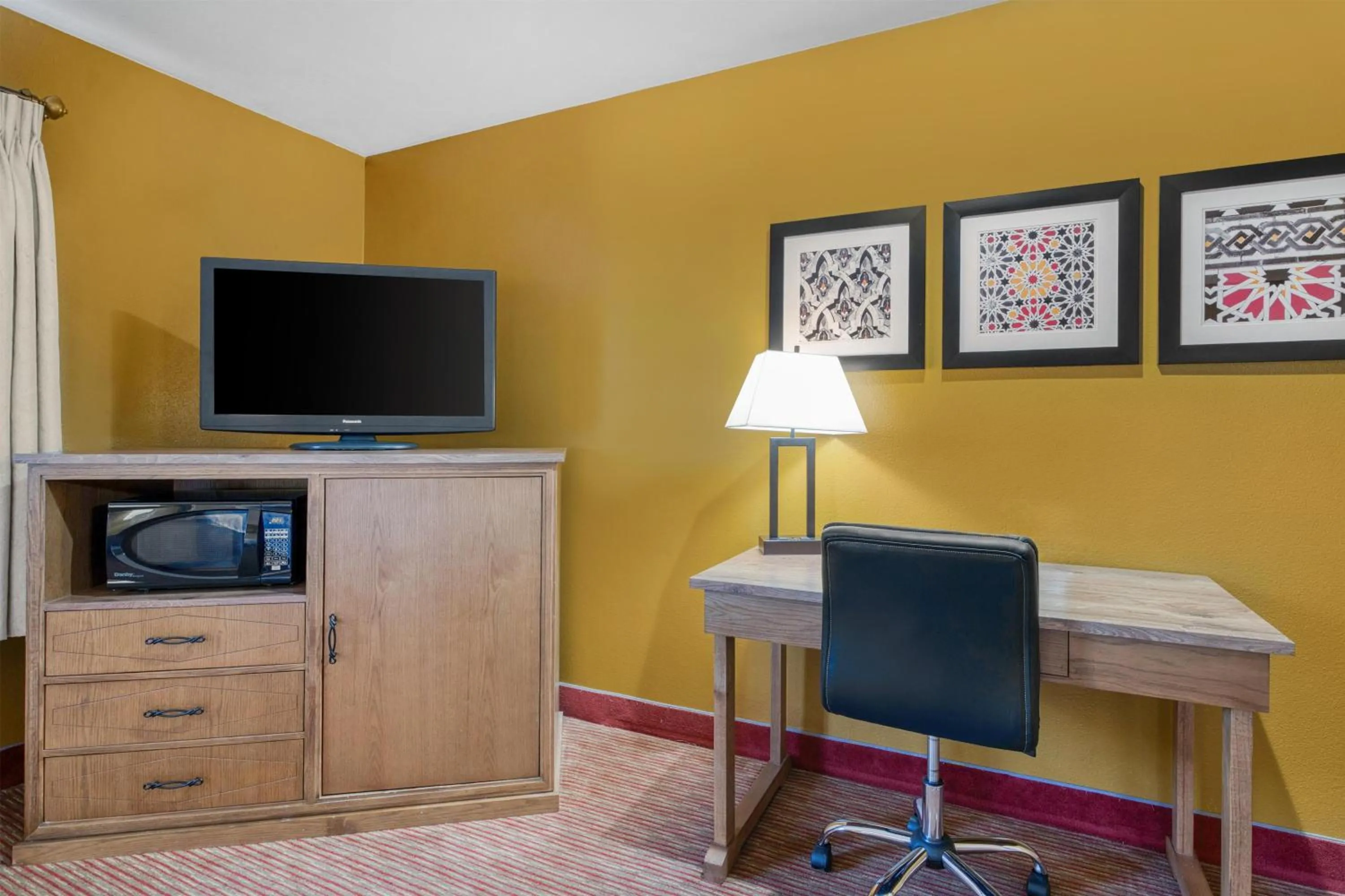 Bedroom in SureStay Hotel by Best Western Camarillo