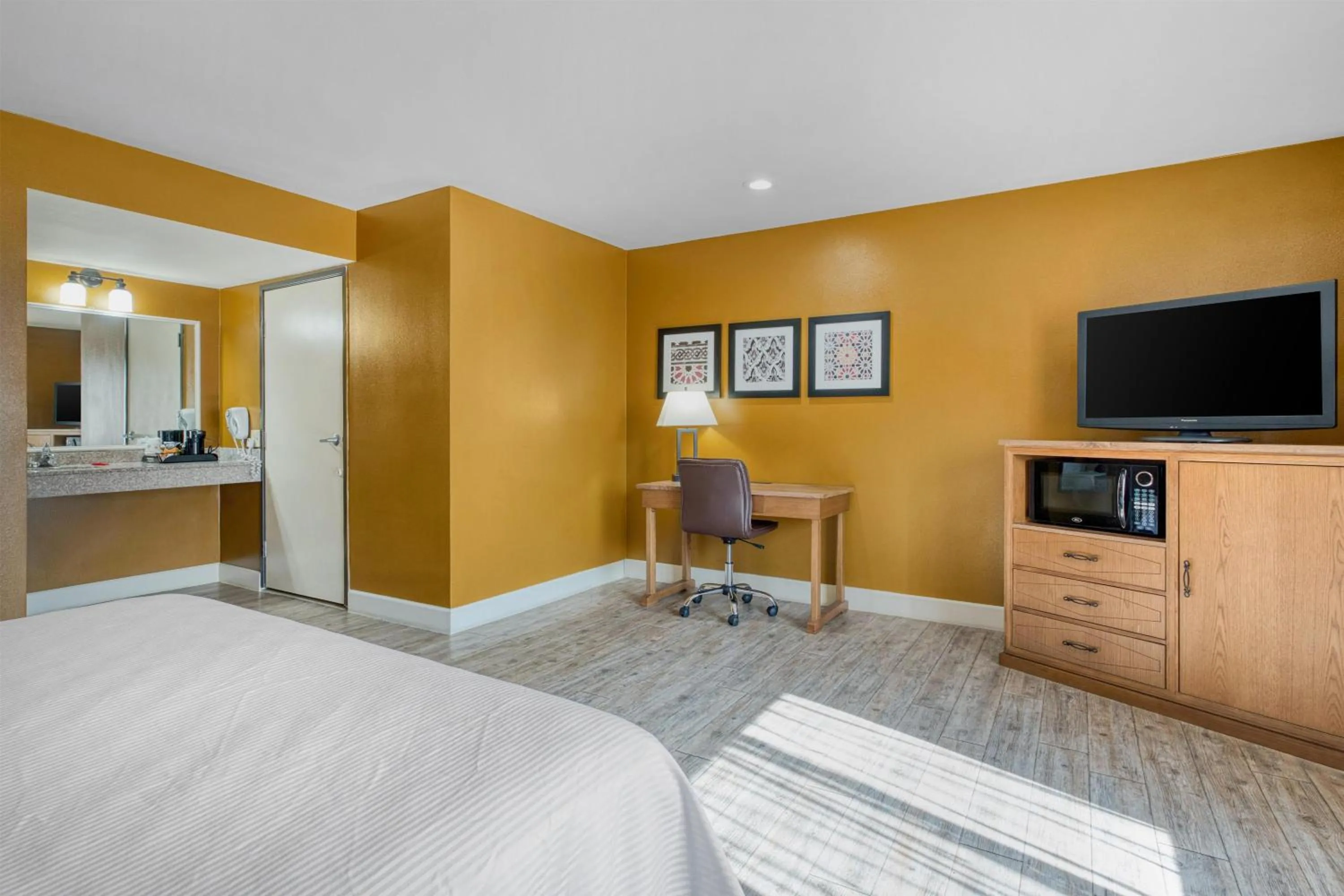 Bedroom, Bed in SureStay Hotel by Best Western Camarillo