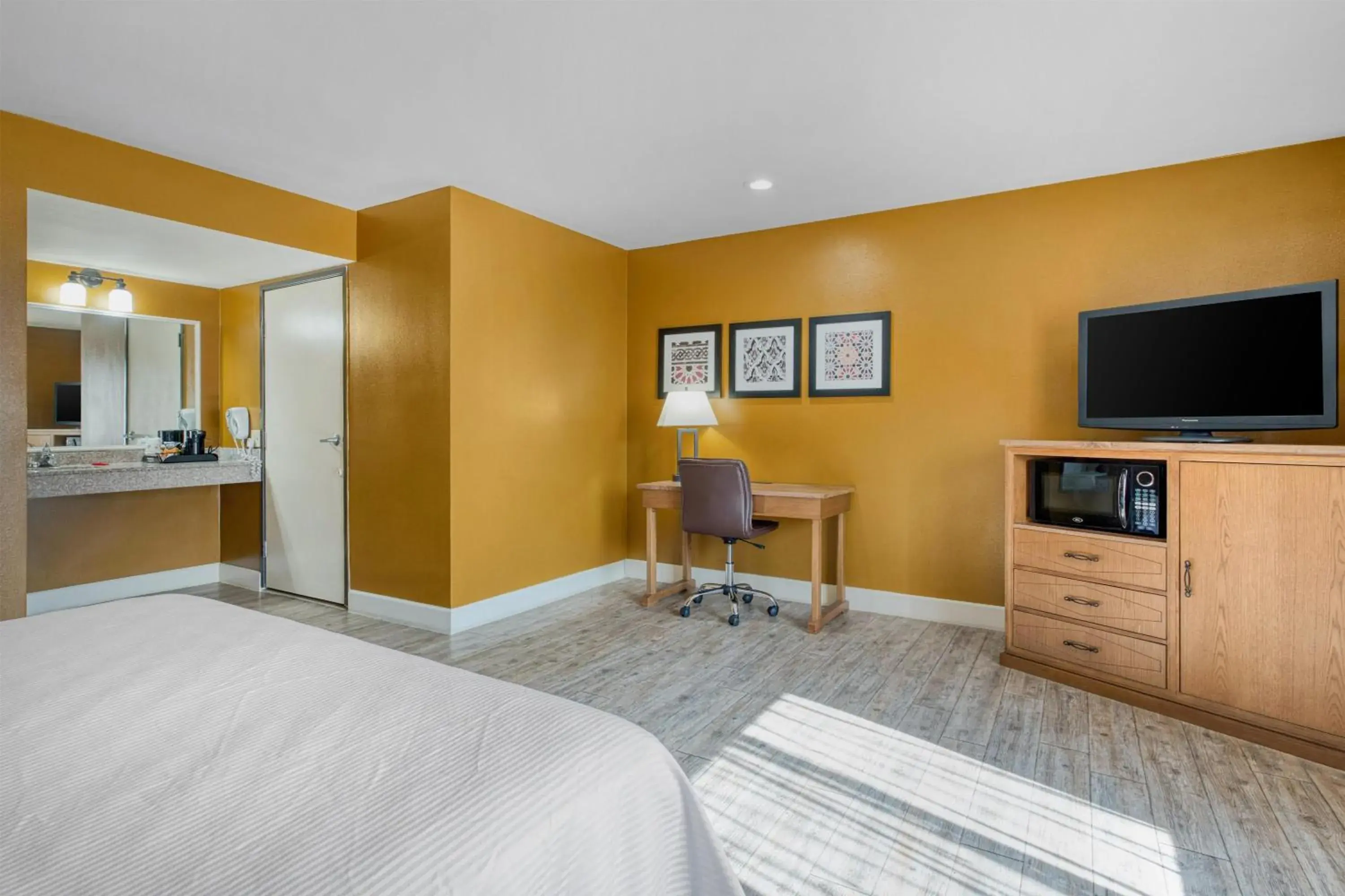 Bedroom, Bed in SureStay Hotel by Best Western Camarillo Bedroom, Bed in SureStay Hotel by Best Western Camarillo