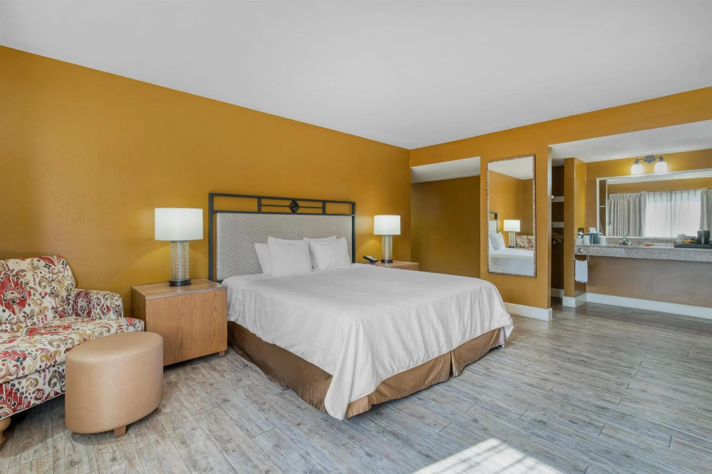 Bedroom, Bed in SureStay Hotel by Best Western Camarillo Bedroom, Bed in SureStay Hotel by Best Western Camarillo