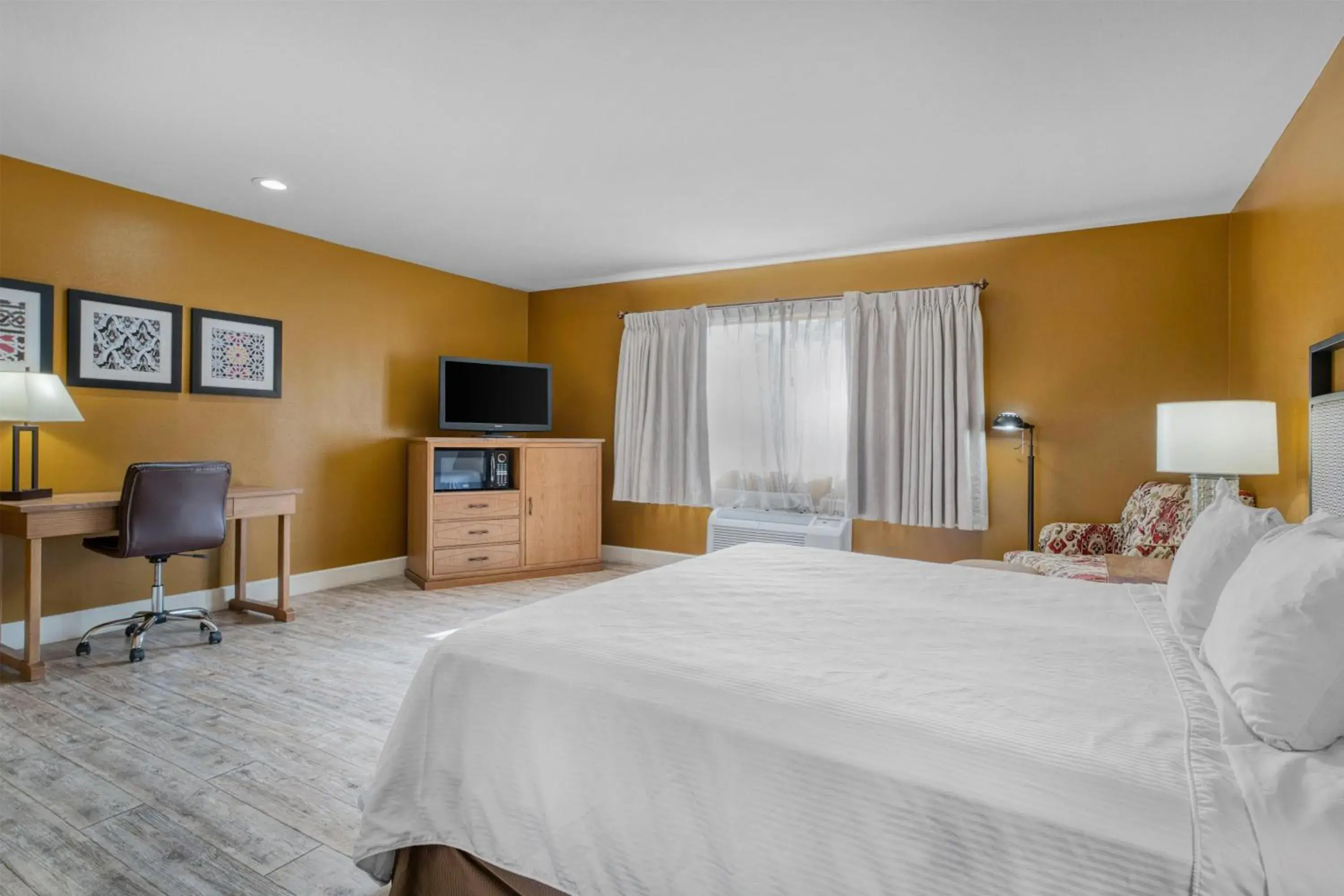 Bedroom, Bed in SureStay Hotel by Best Western Camarillo Bedroom, Bed in SureStay Hotel by Best Western Camarillo