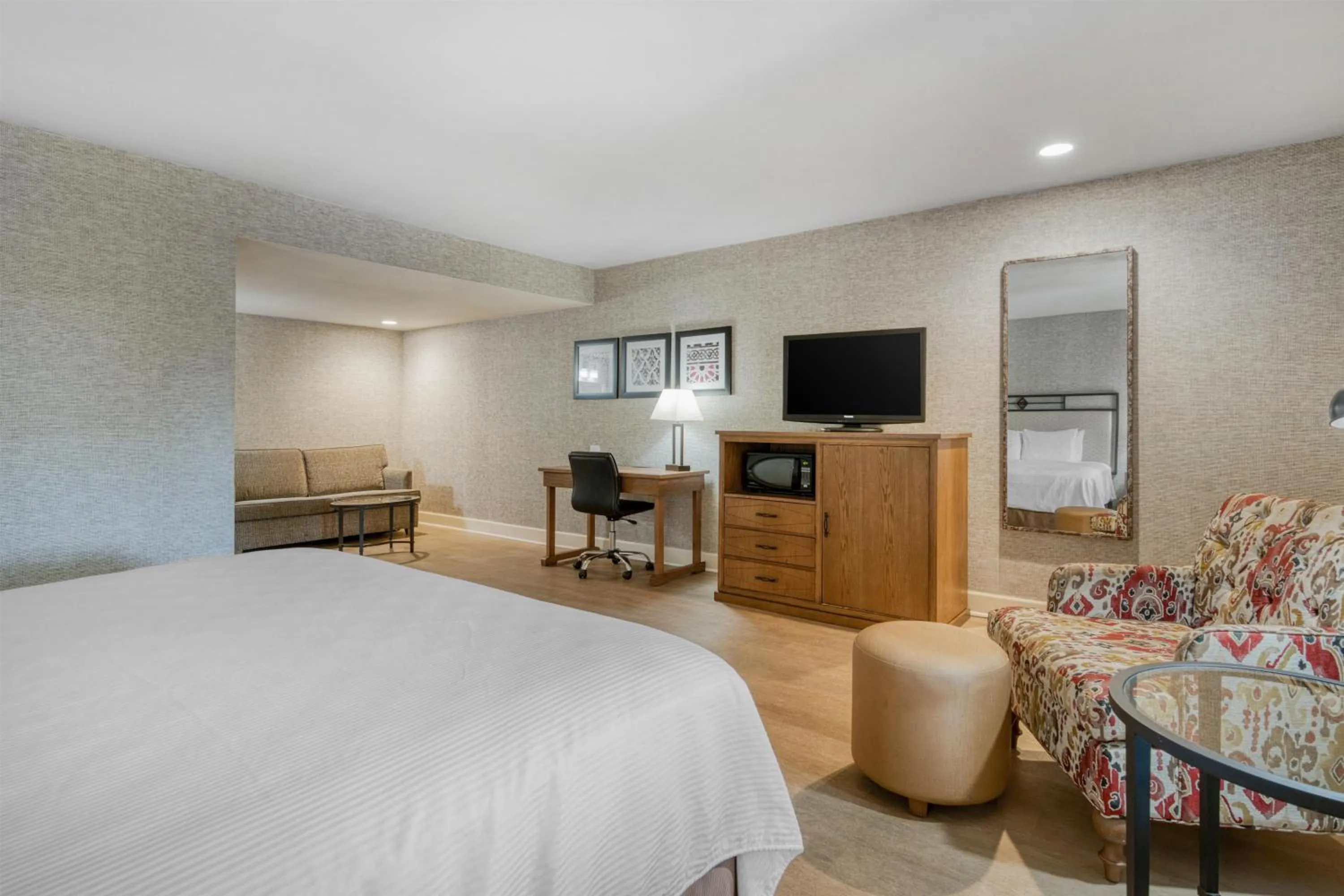 Bedroom, Bed in SureStay Hotel by Best Western Camarillo