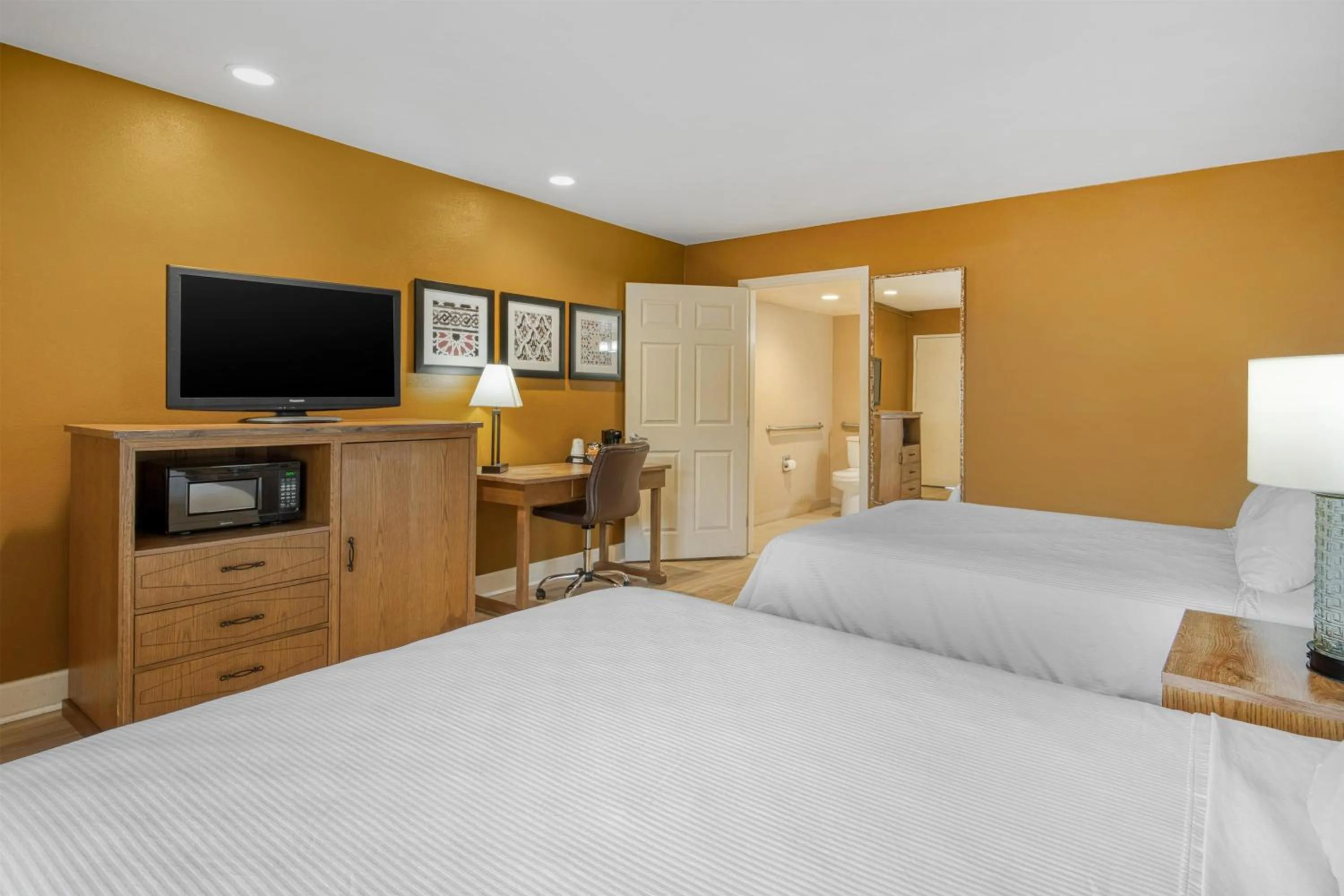 Bedroom, Bed in SureStay Hotel by Best Western Camarillo