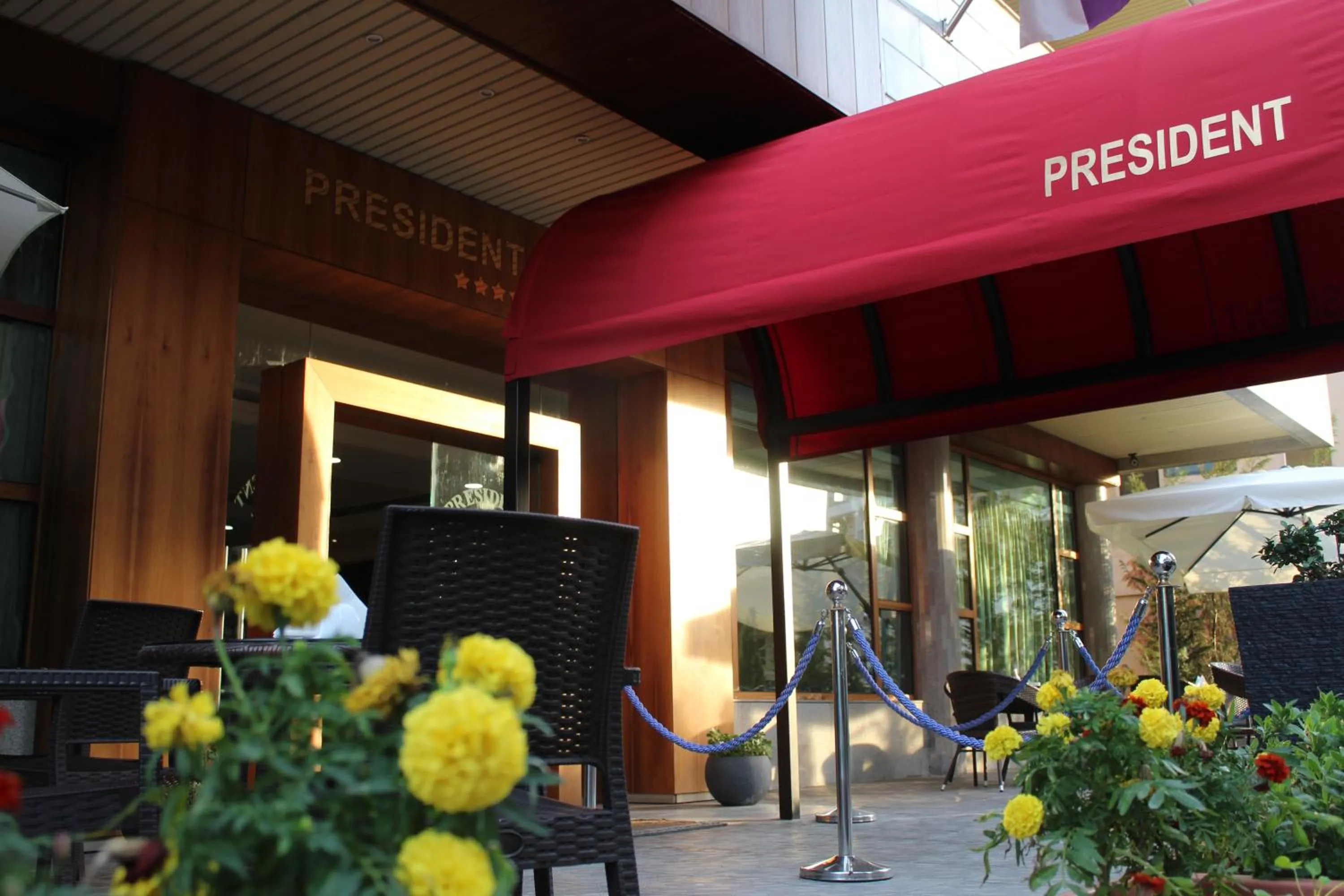 Facade/entrance in President Hotel