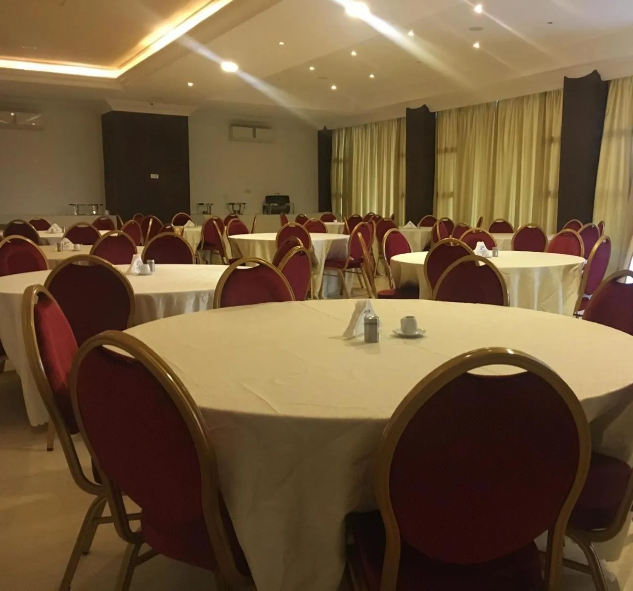 Restaurant/places to eat in President Hotel