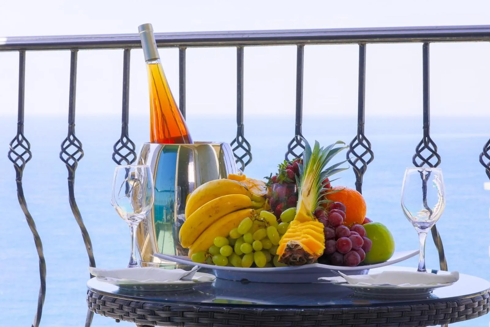 Food and drinks in President Hotel