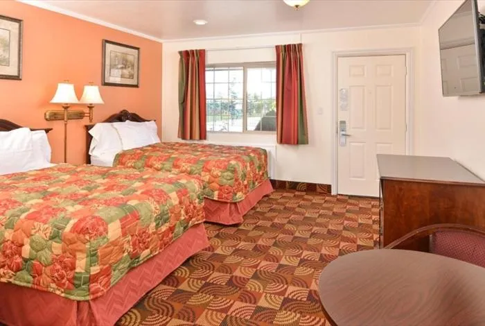 Photo of the whole room, Bed in Americas Best Value Inn & Suites Klamath Falls
