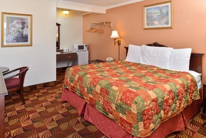 Photo of the whole room, Bed in Americas Best Value Inn & Suites Klamath Falls