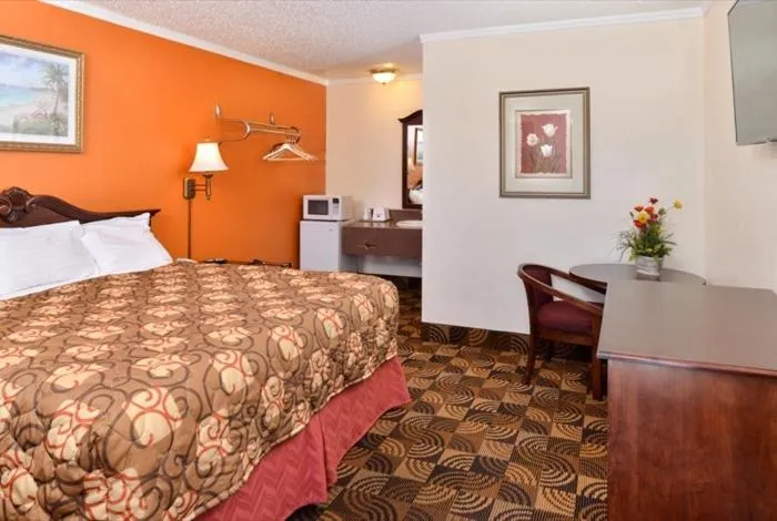 Photo of the whole room, Bed in Americas Best Value Inn & Suites Klamath Falls