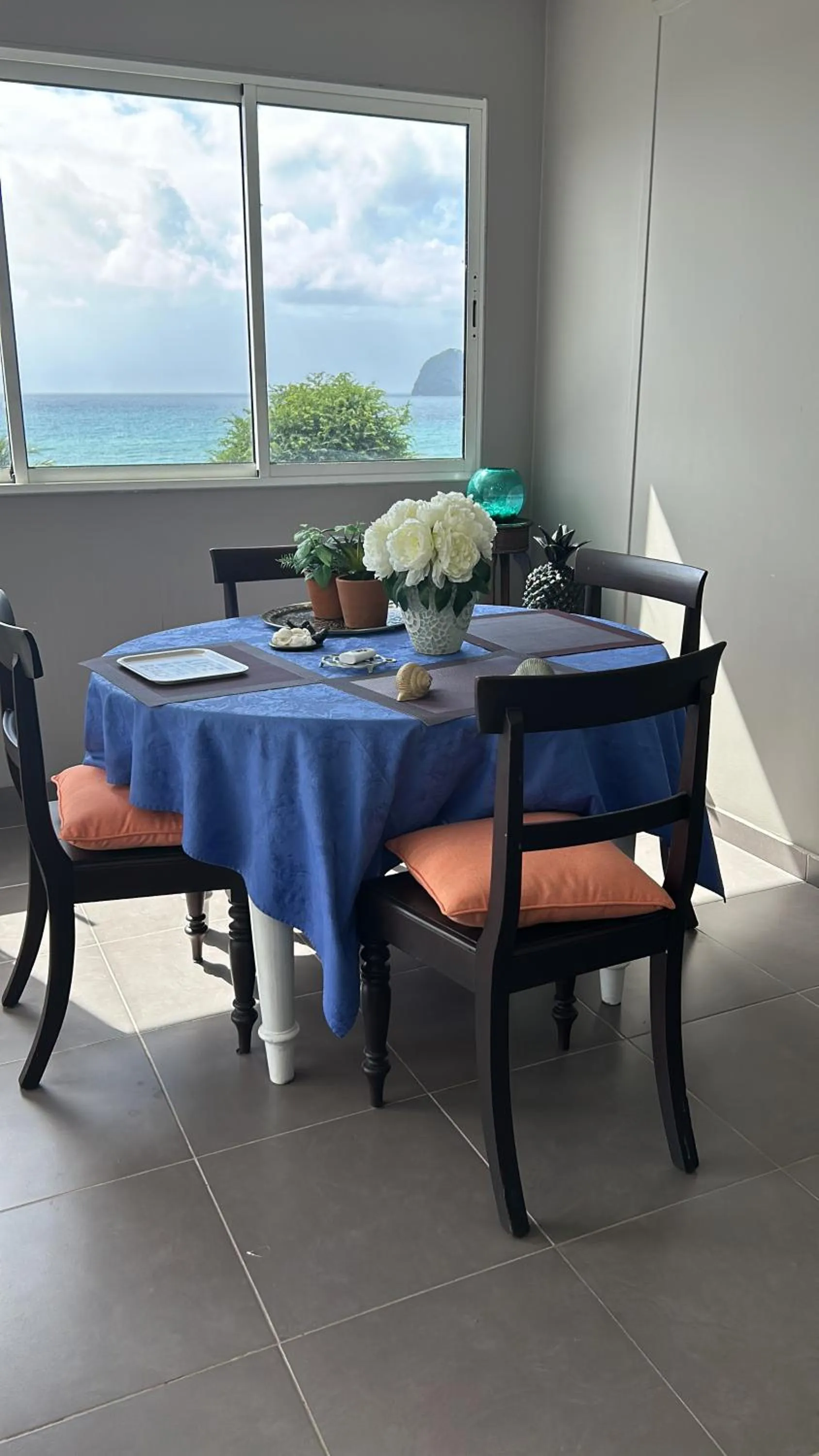 Dining area in Alyzes Diamant