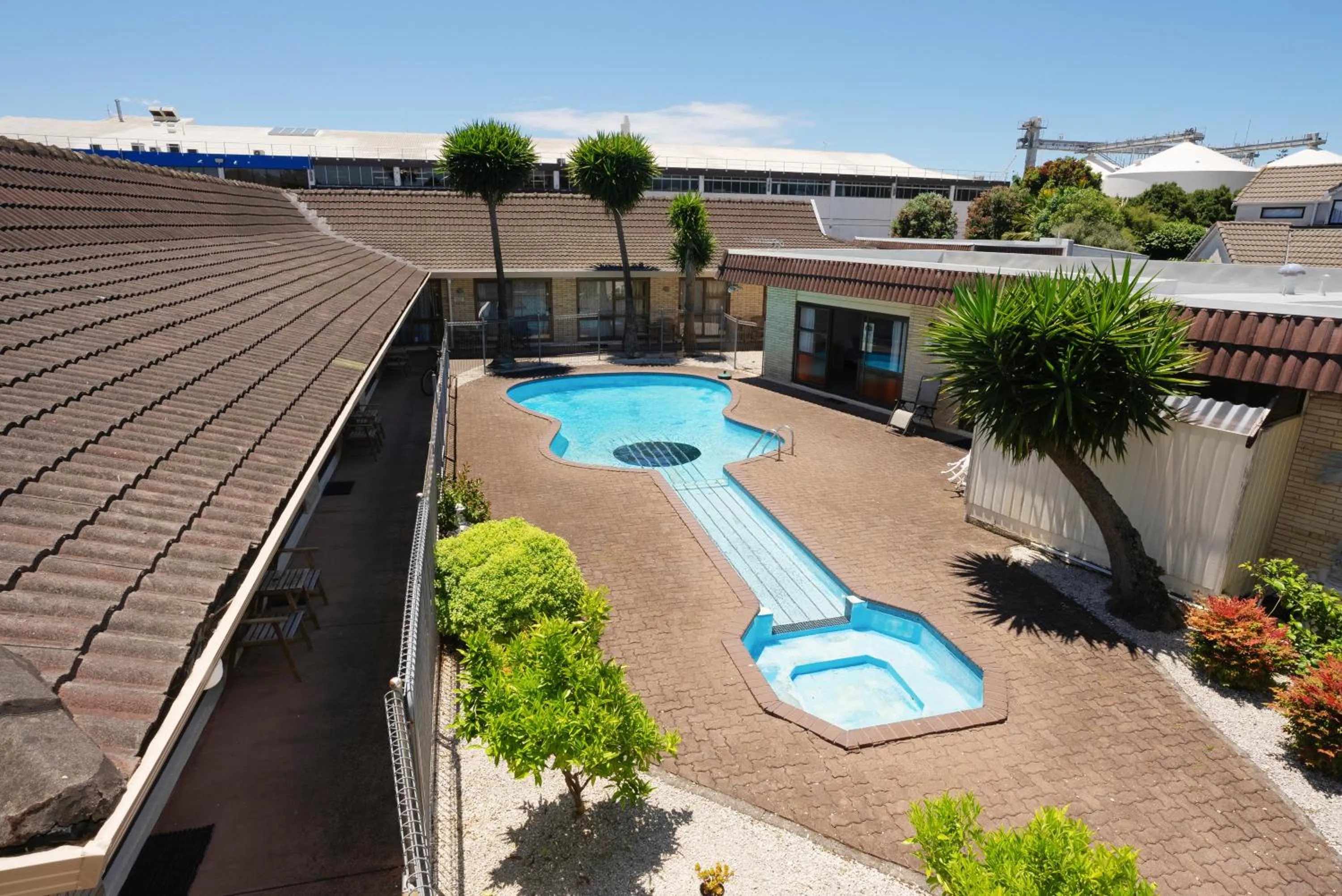 Swimming pool in Dukes Midway Lodge