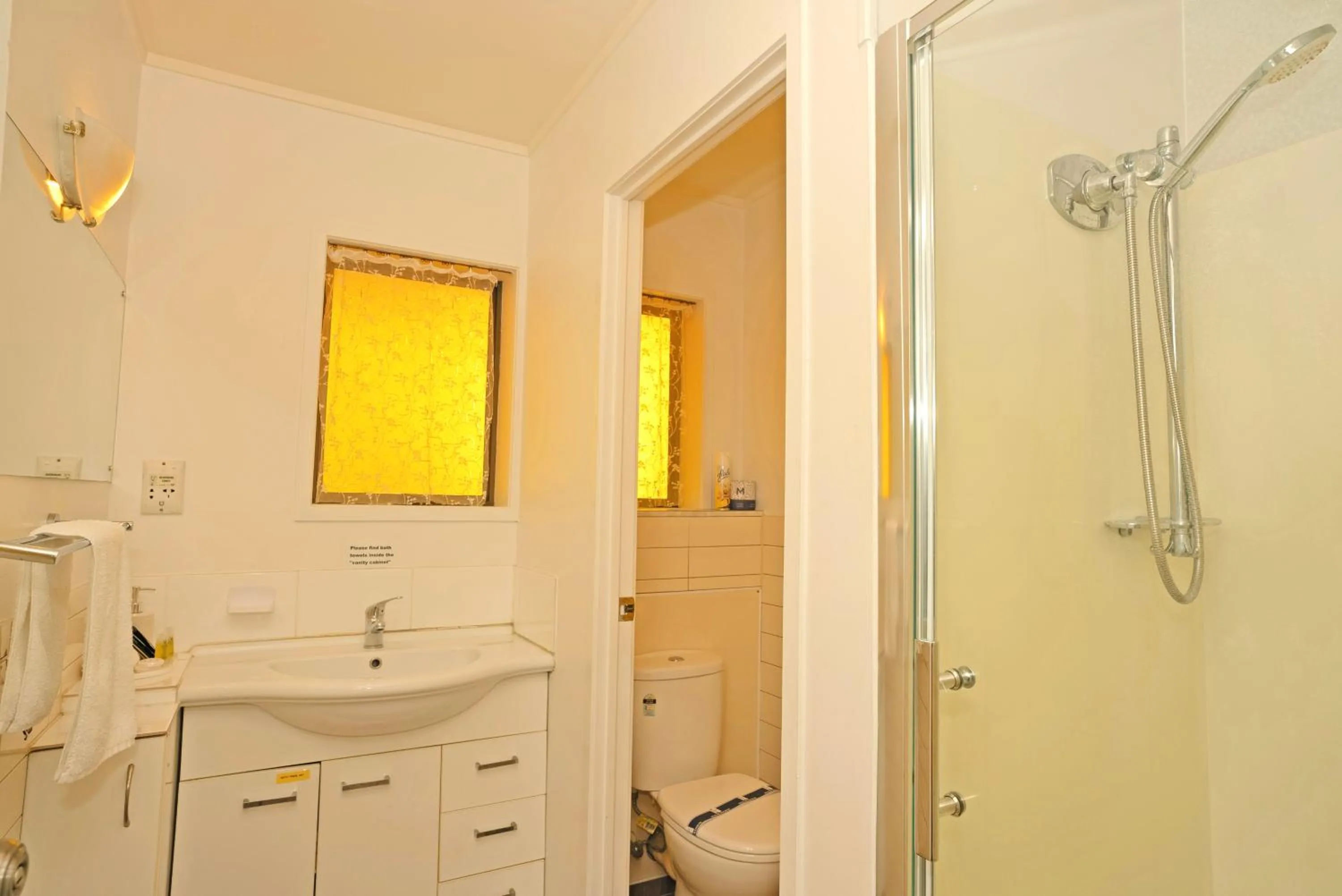 Shower in Dukes Midway Lodge