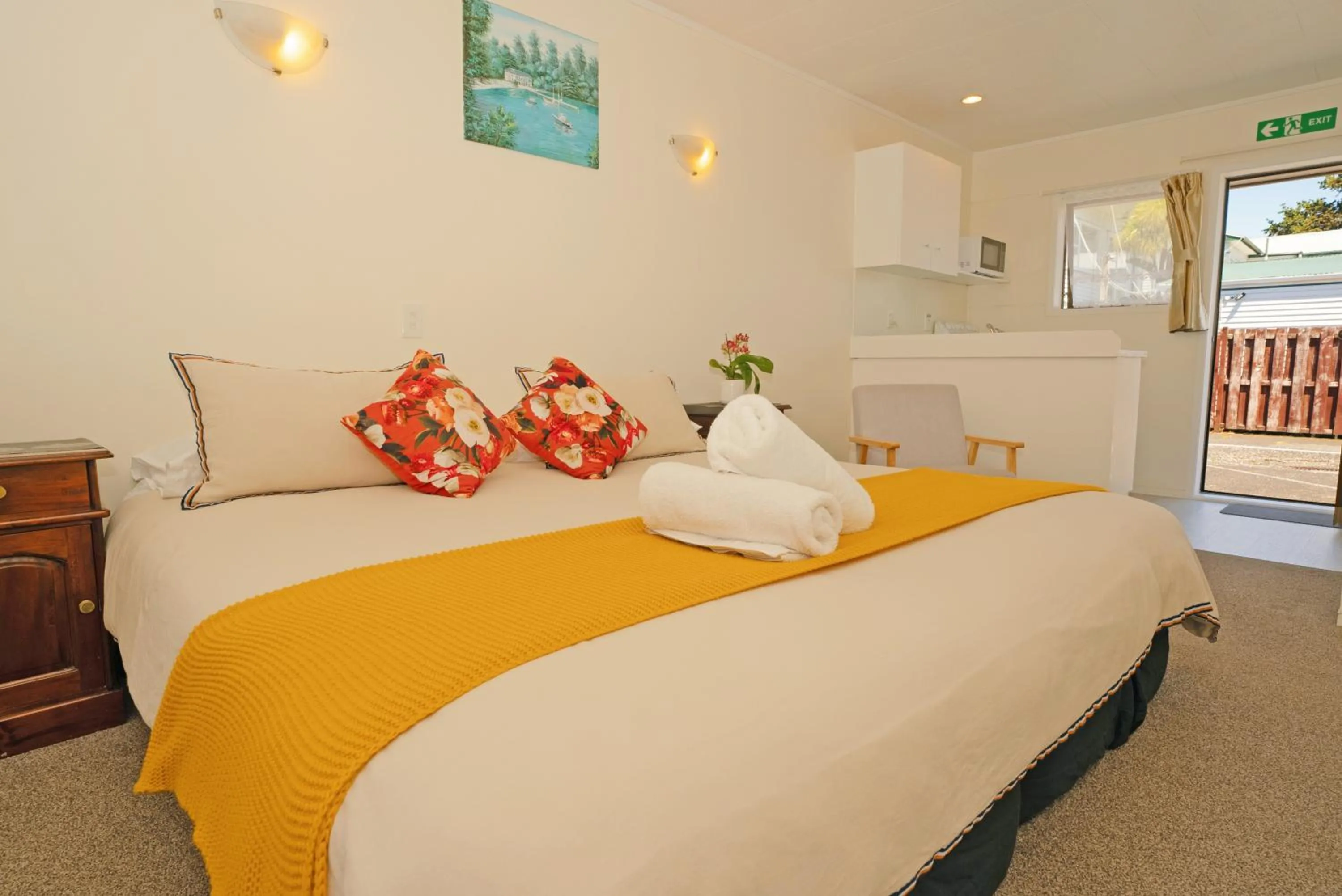 Bed in Dukes Midway Lodge