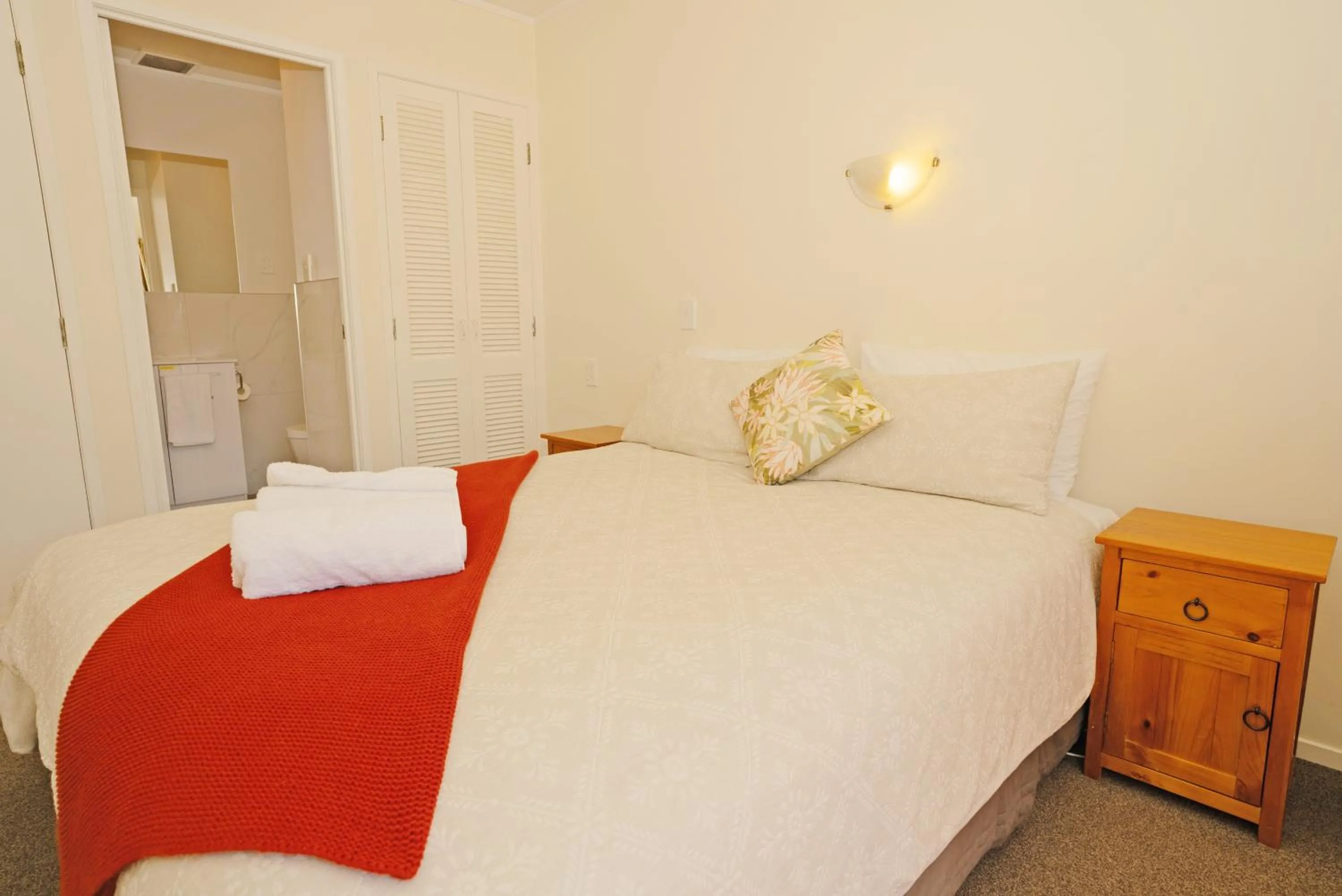 Bed in Dukes Midway Lodge