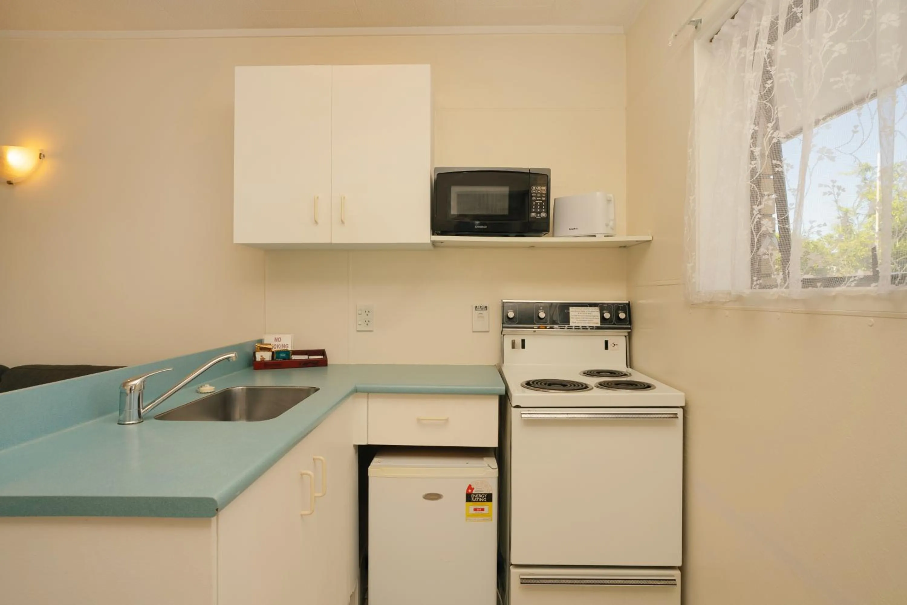 microwave in Dukes Midway Lodge