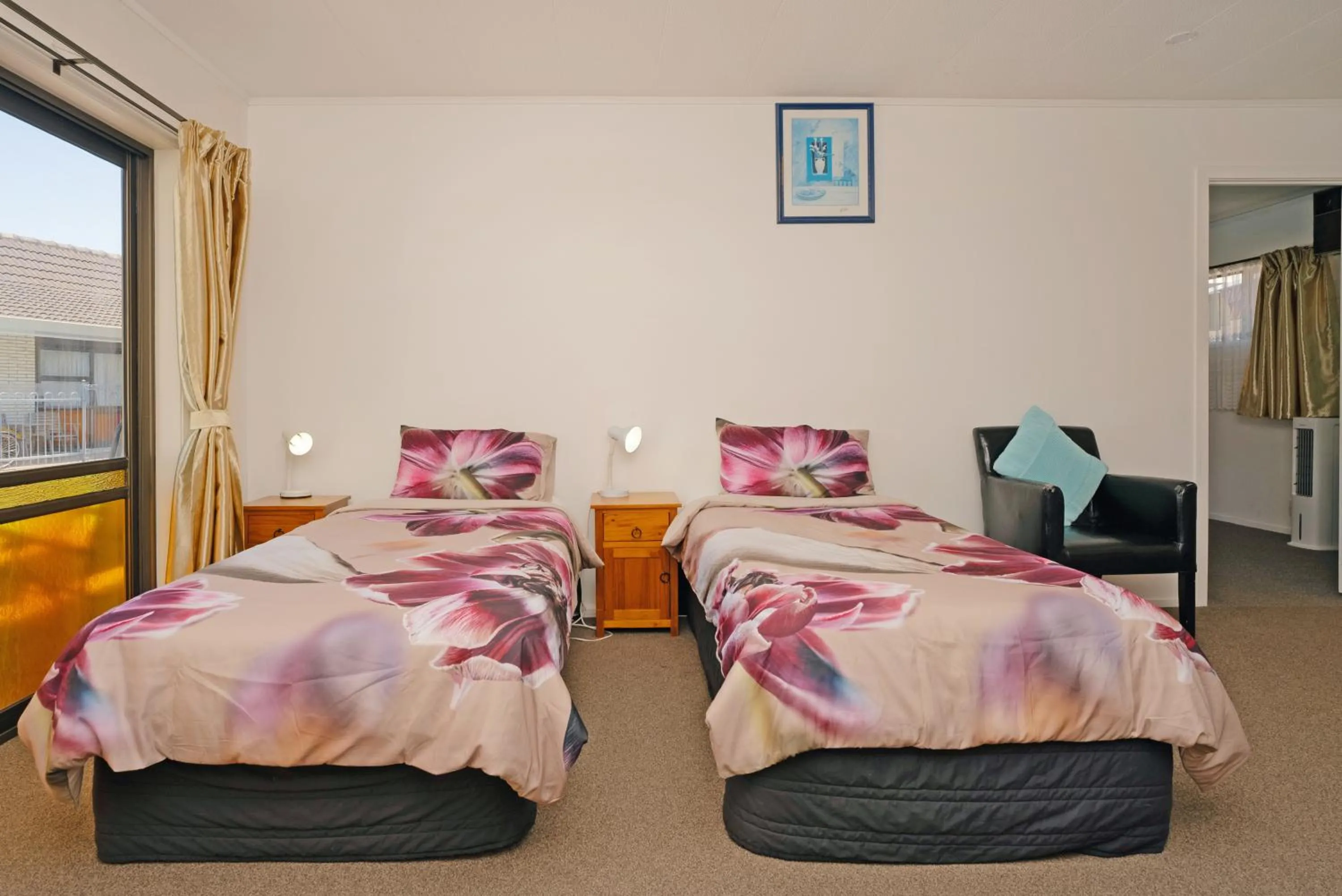 Bed in Dukes Midway Lodge