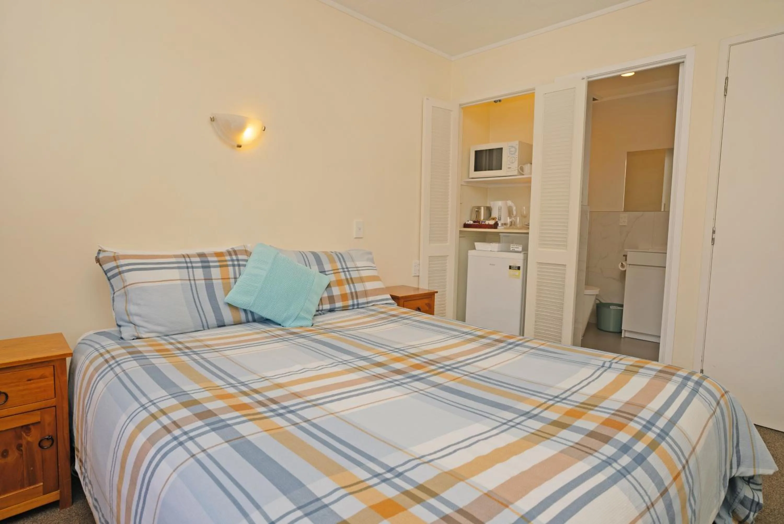 Bed in Dukes Midway Lodge