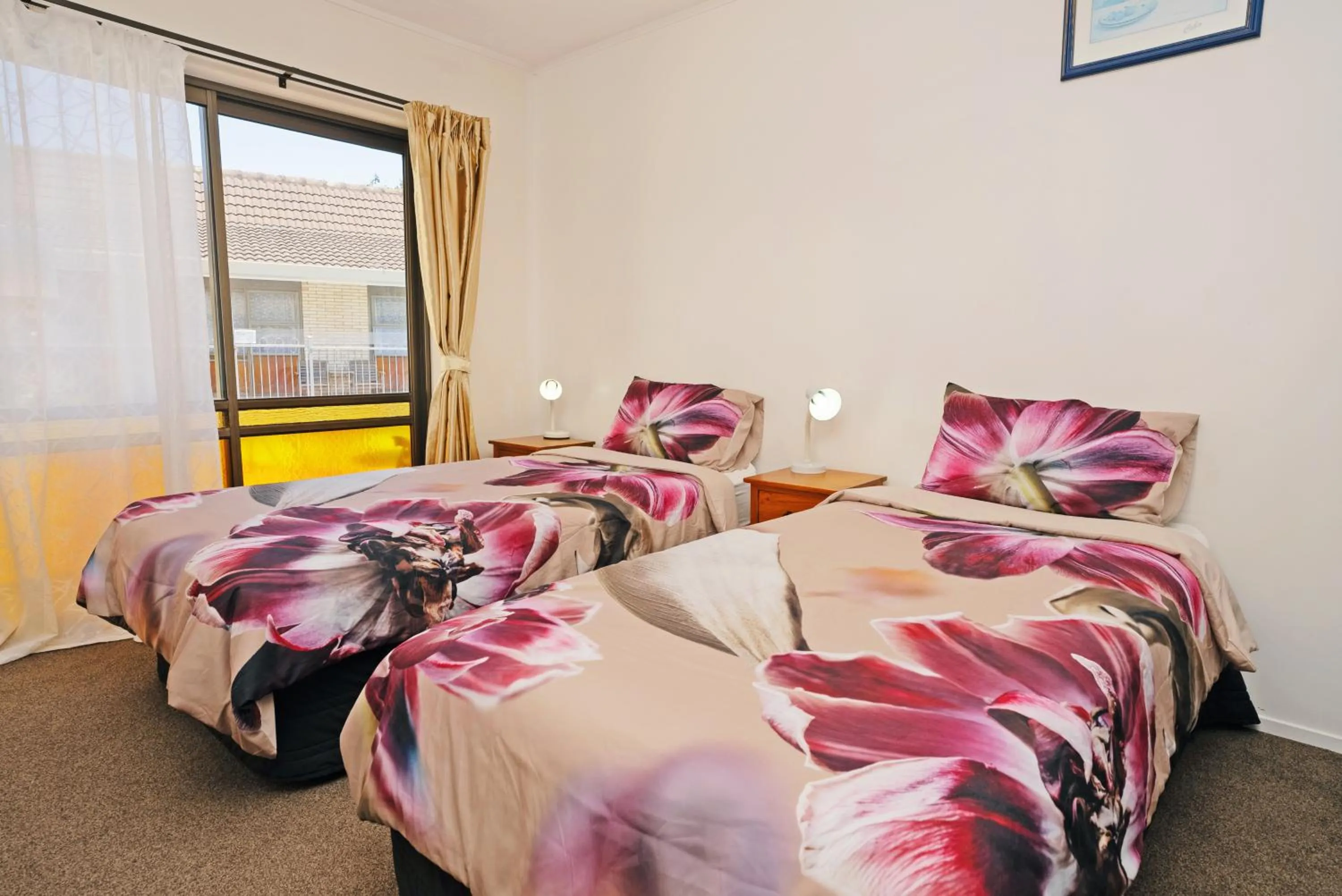 Bed in Dukes Midway Lodge