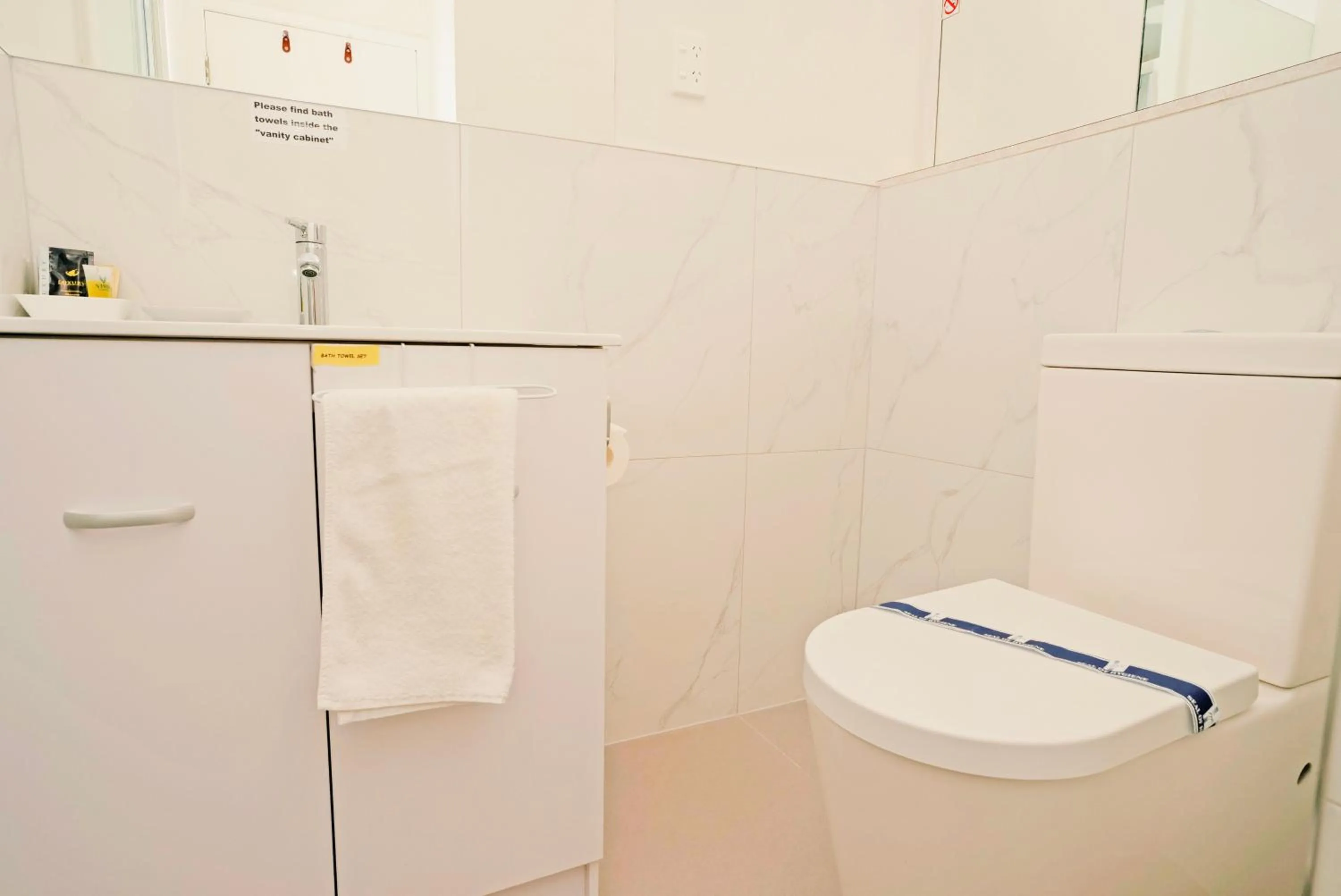 Toilet in Dukes Midway Lodge