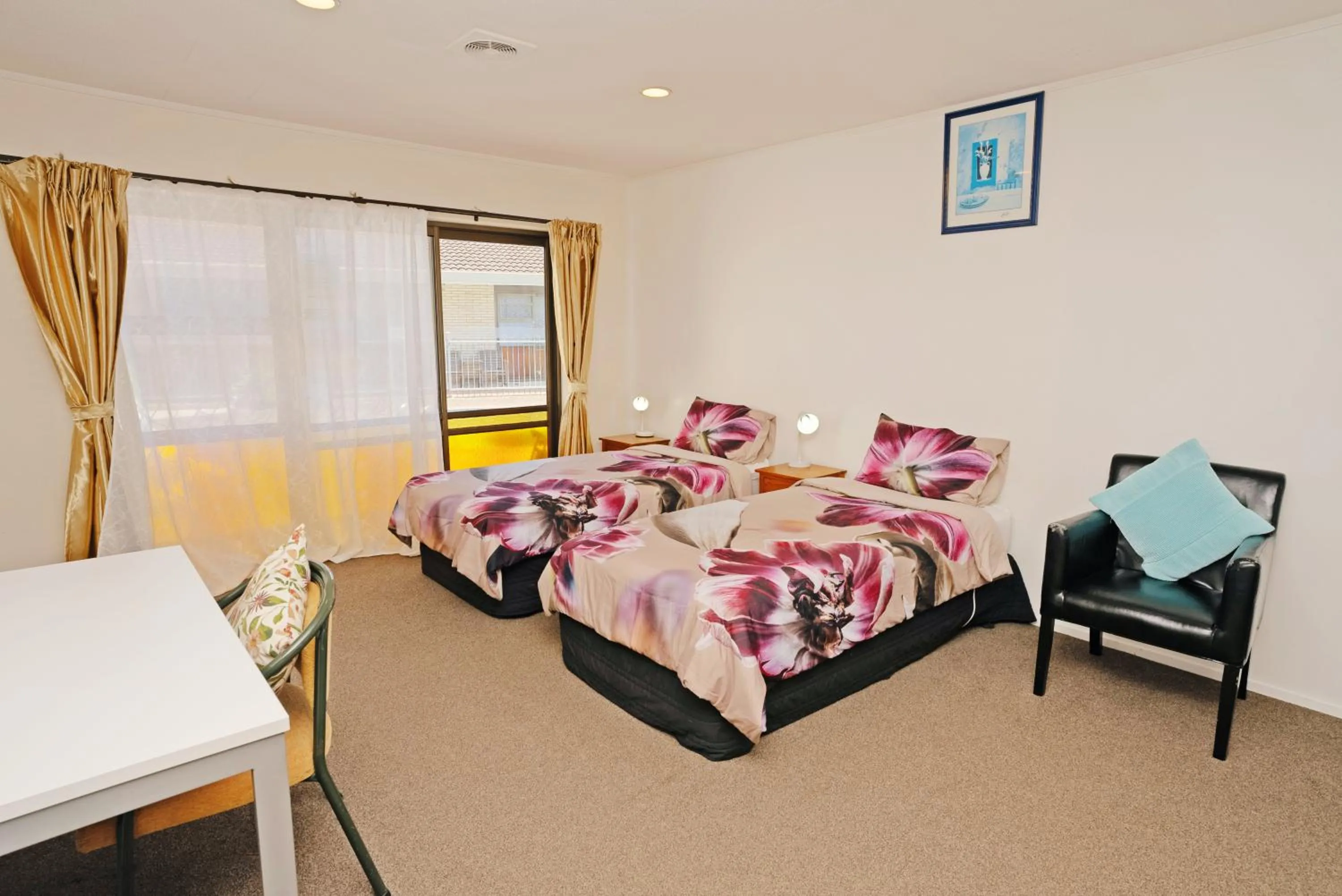 Bed in Dukes Midway Lodge