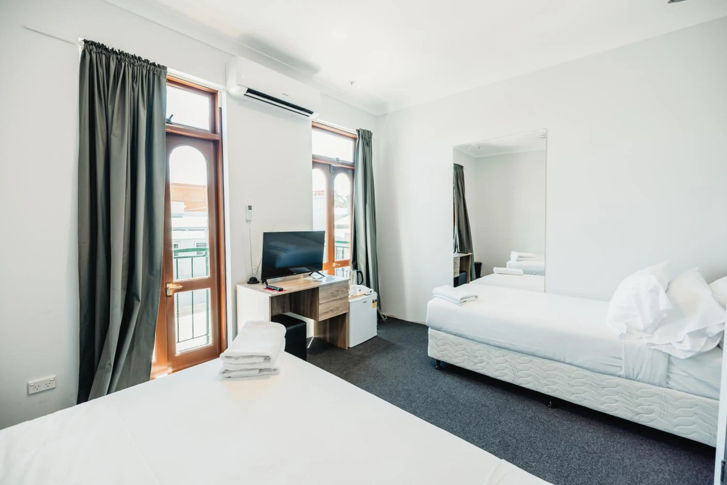 Photo of the whole room, Bed in Newtown Cozy Stays