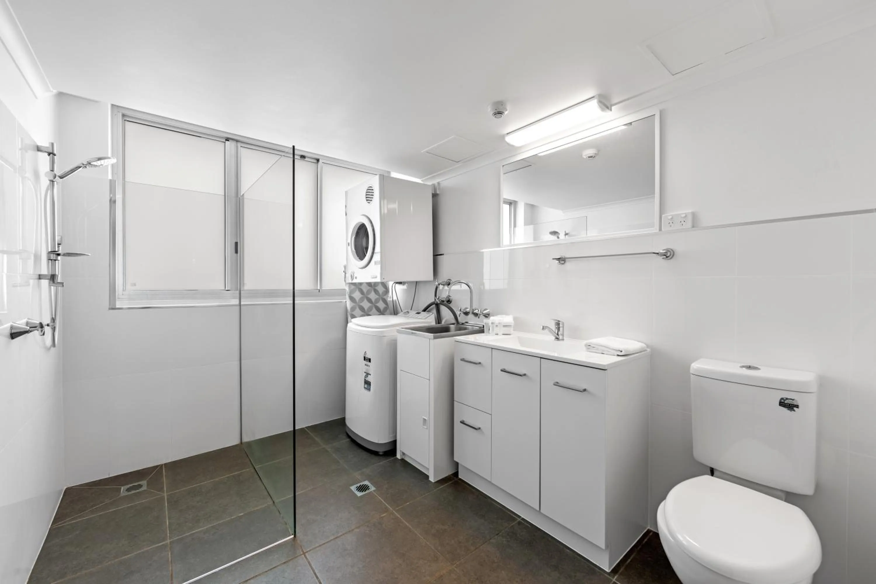 Bathroom in Pacific Regis Beachfront Holiday Apartments