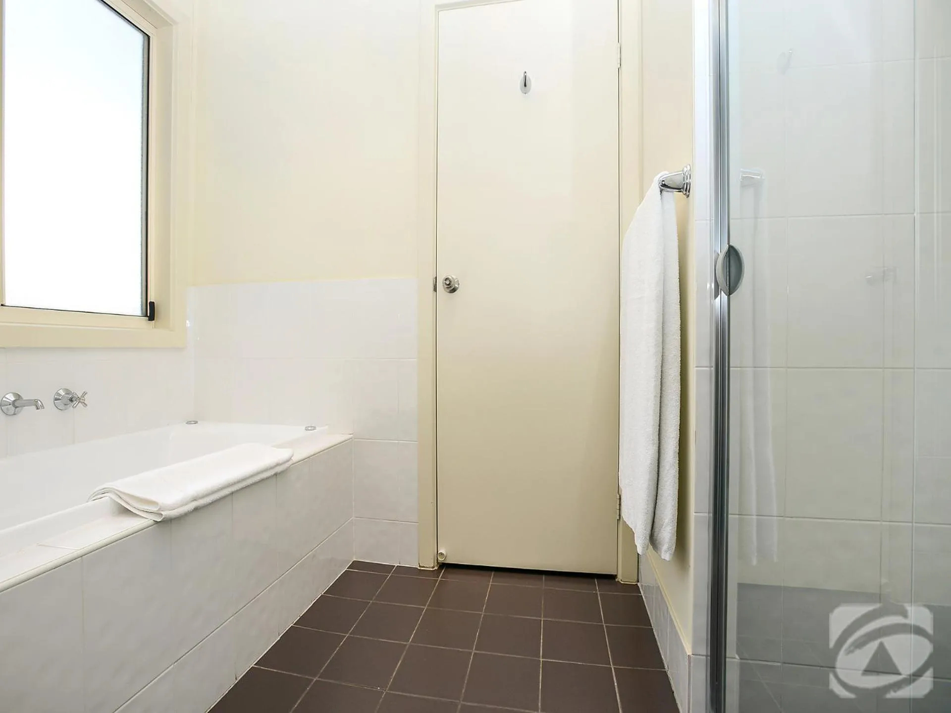 Shower in McLaren Vale Studio Apartments