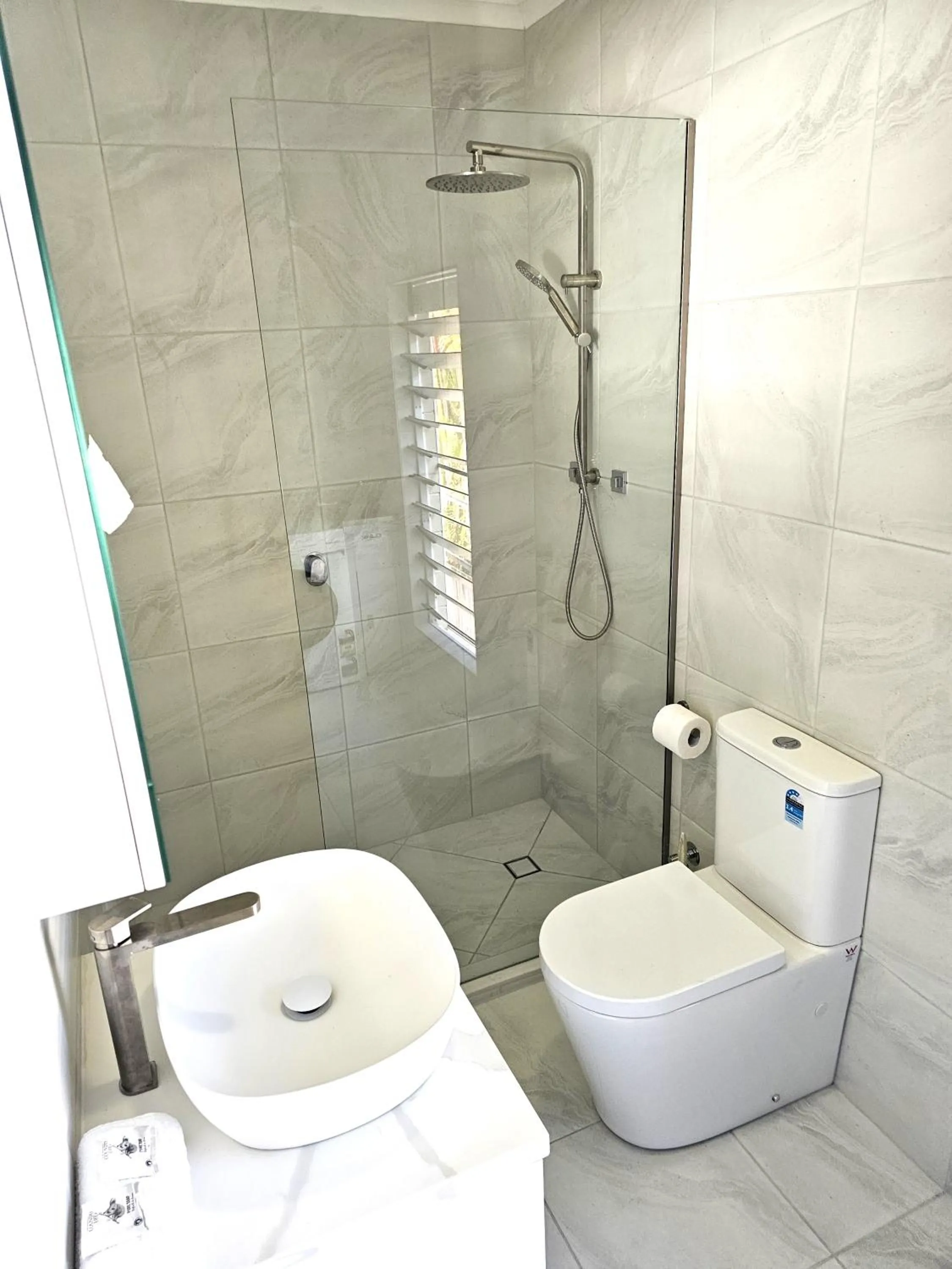 Bathroom in Mango Tree Holiday Apartments