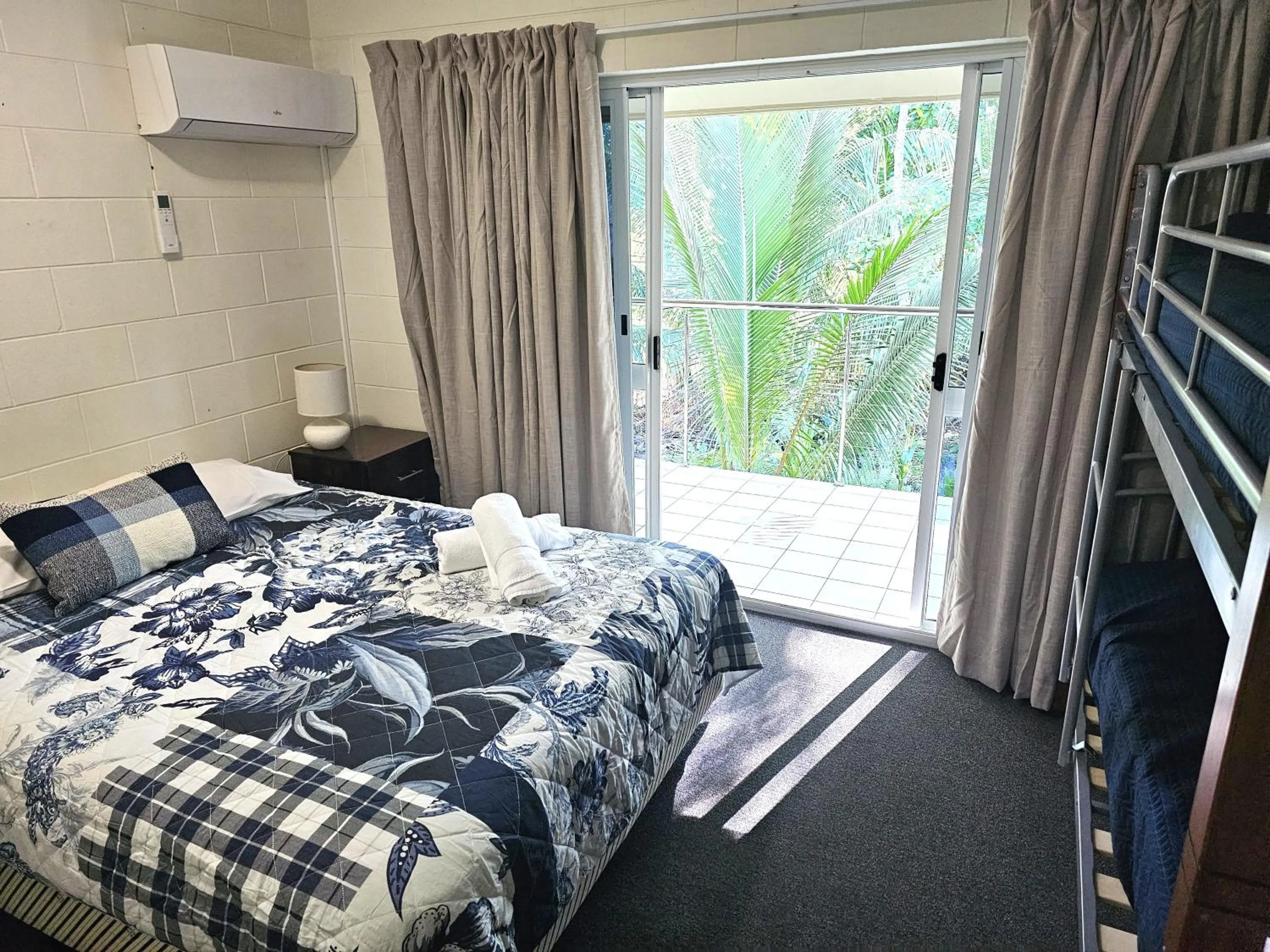 Bedroom, Bed in Mango Tree Holiday Apartments