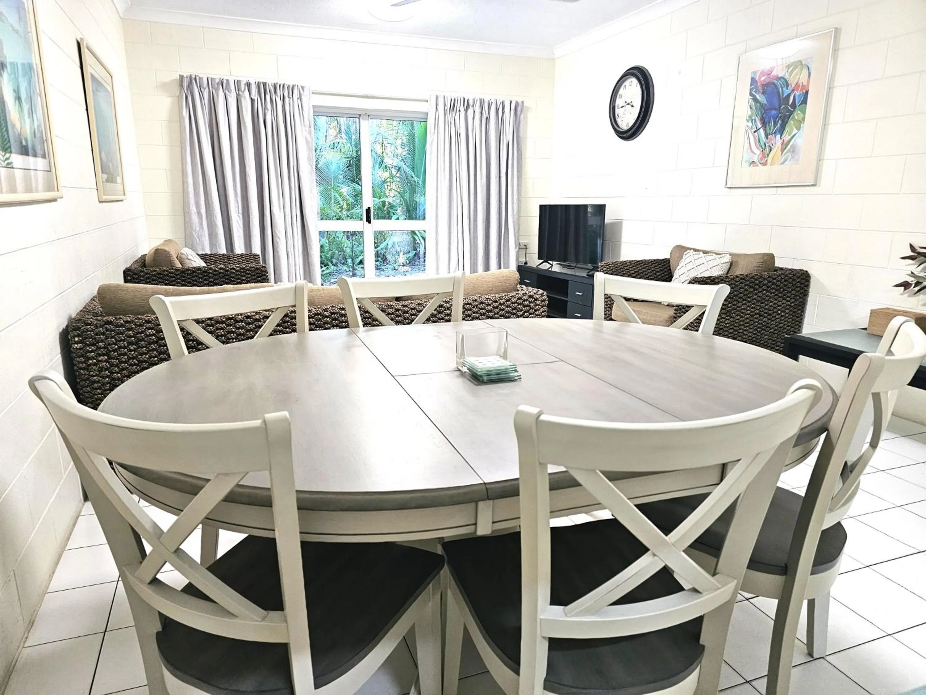 Dining area in Mango Tree Holiday Apartments
