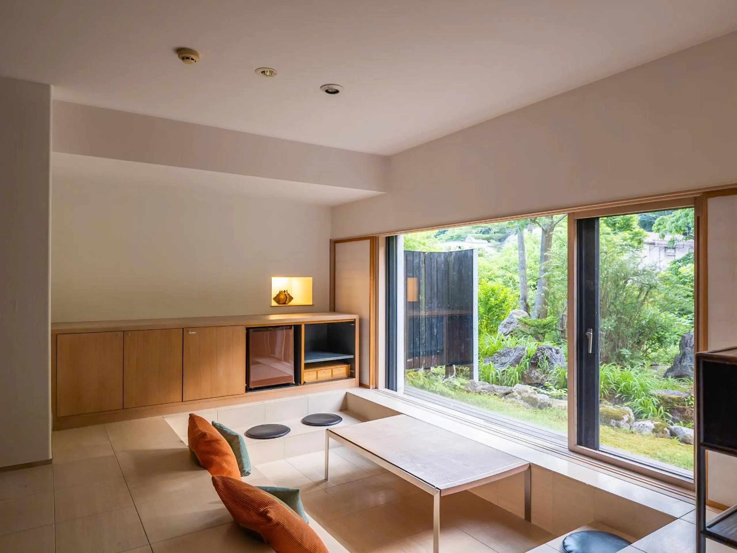 Living room in OTARU RETREAT by Onko Chishin