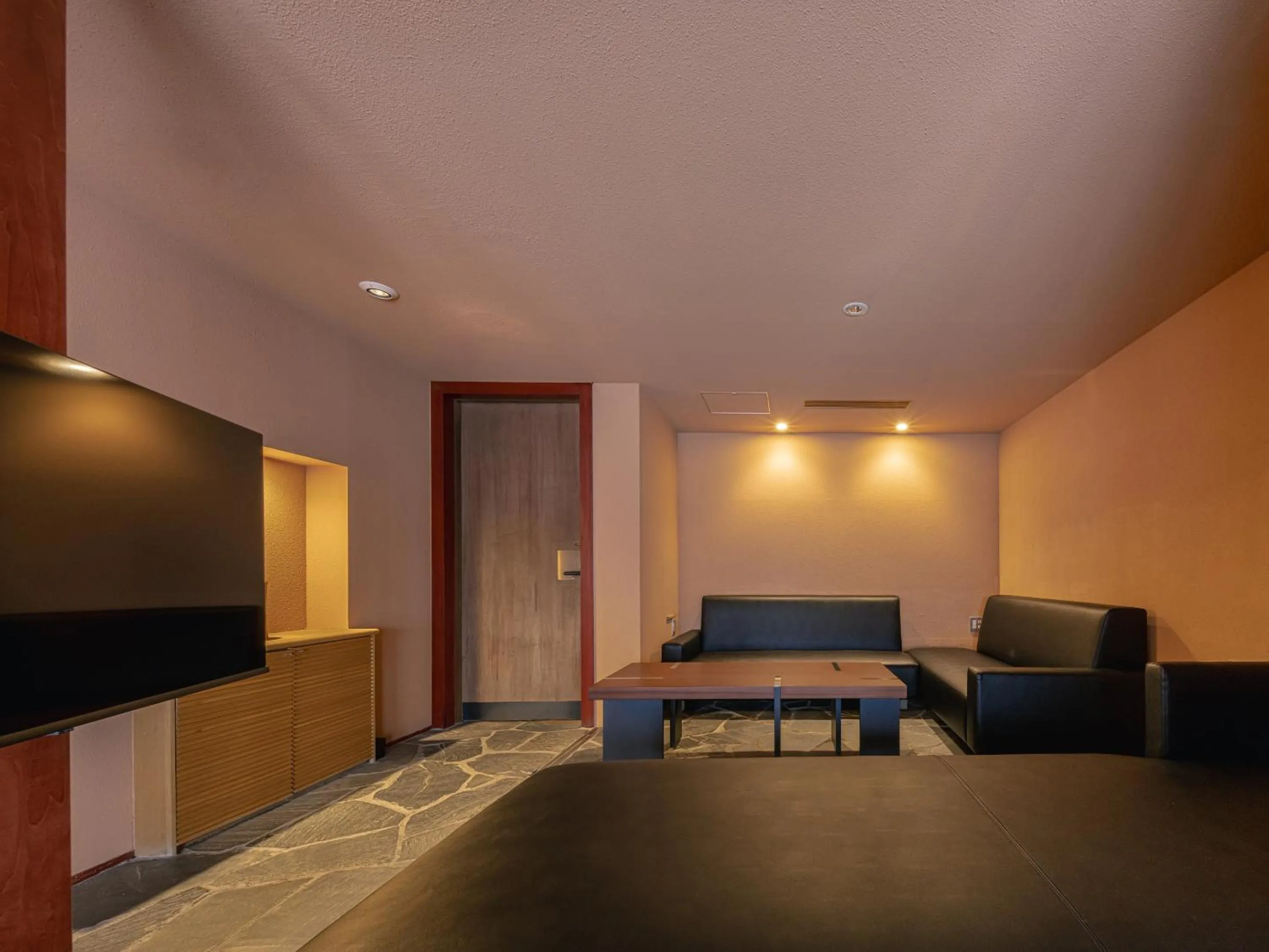 Living room in OTARU RETREAT by Onko Chishin