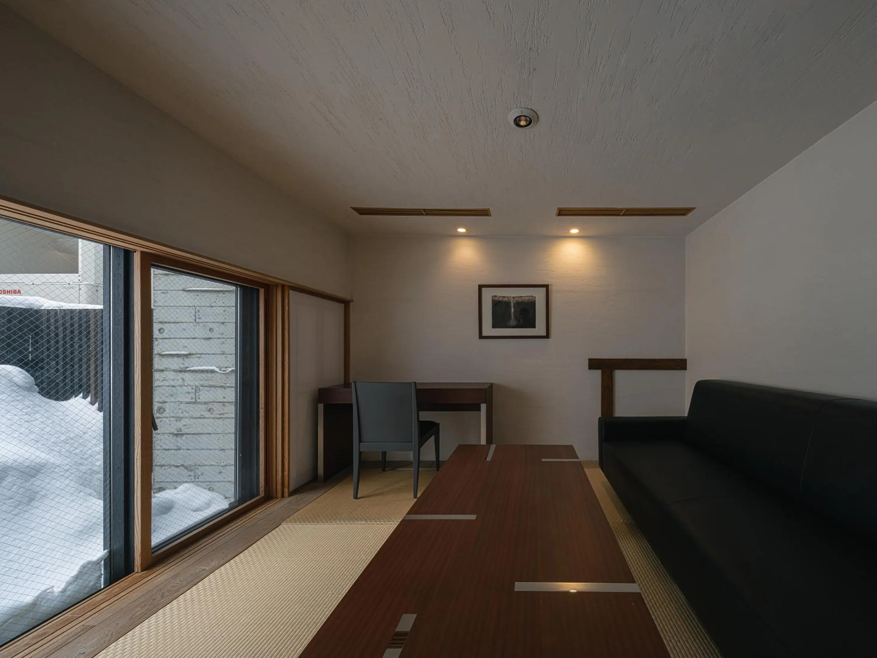 Living room in OTARU RETREAT by Onko Chishin