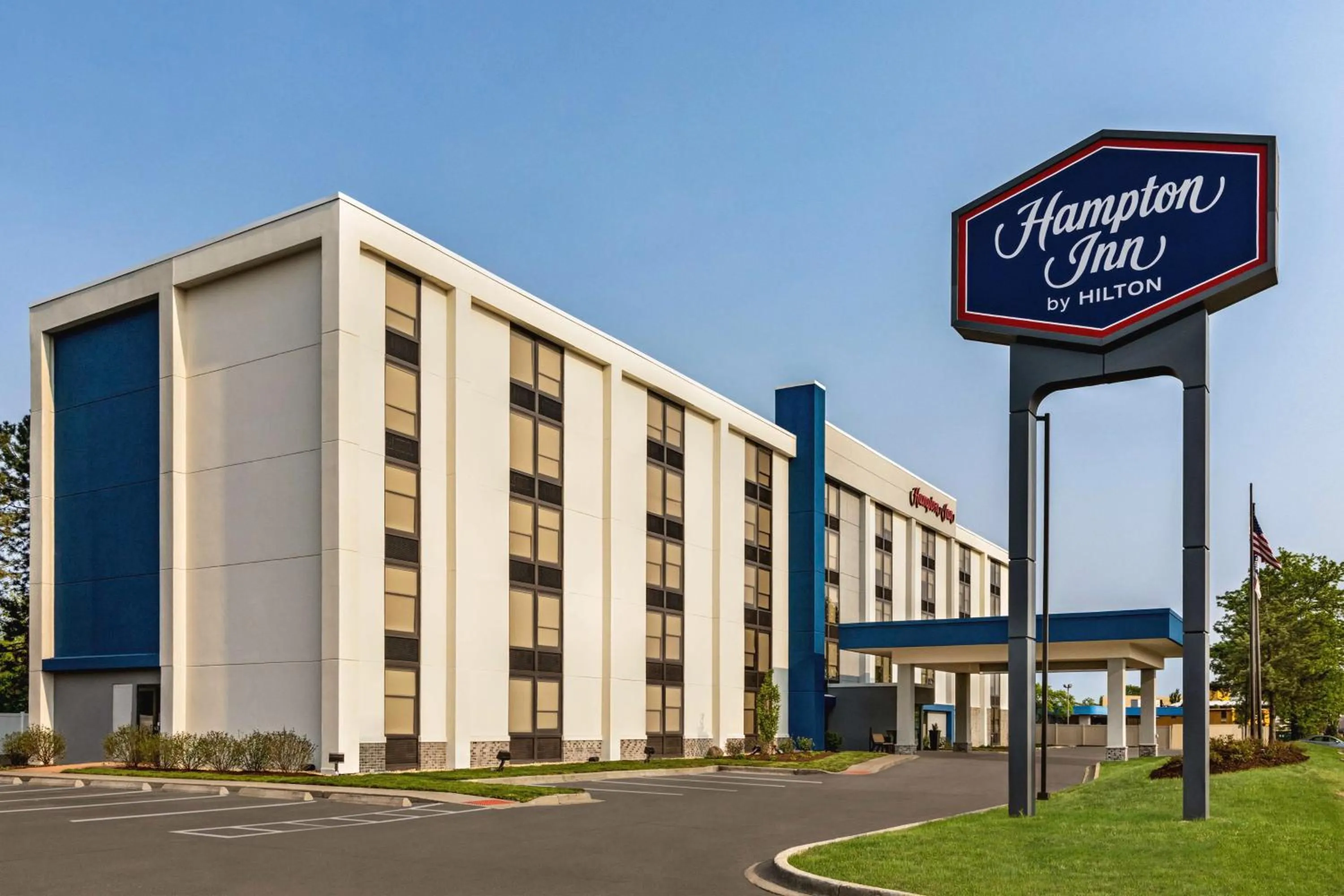 Property building in Hampton Inn Chicago-O'Hare International Airport
