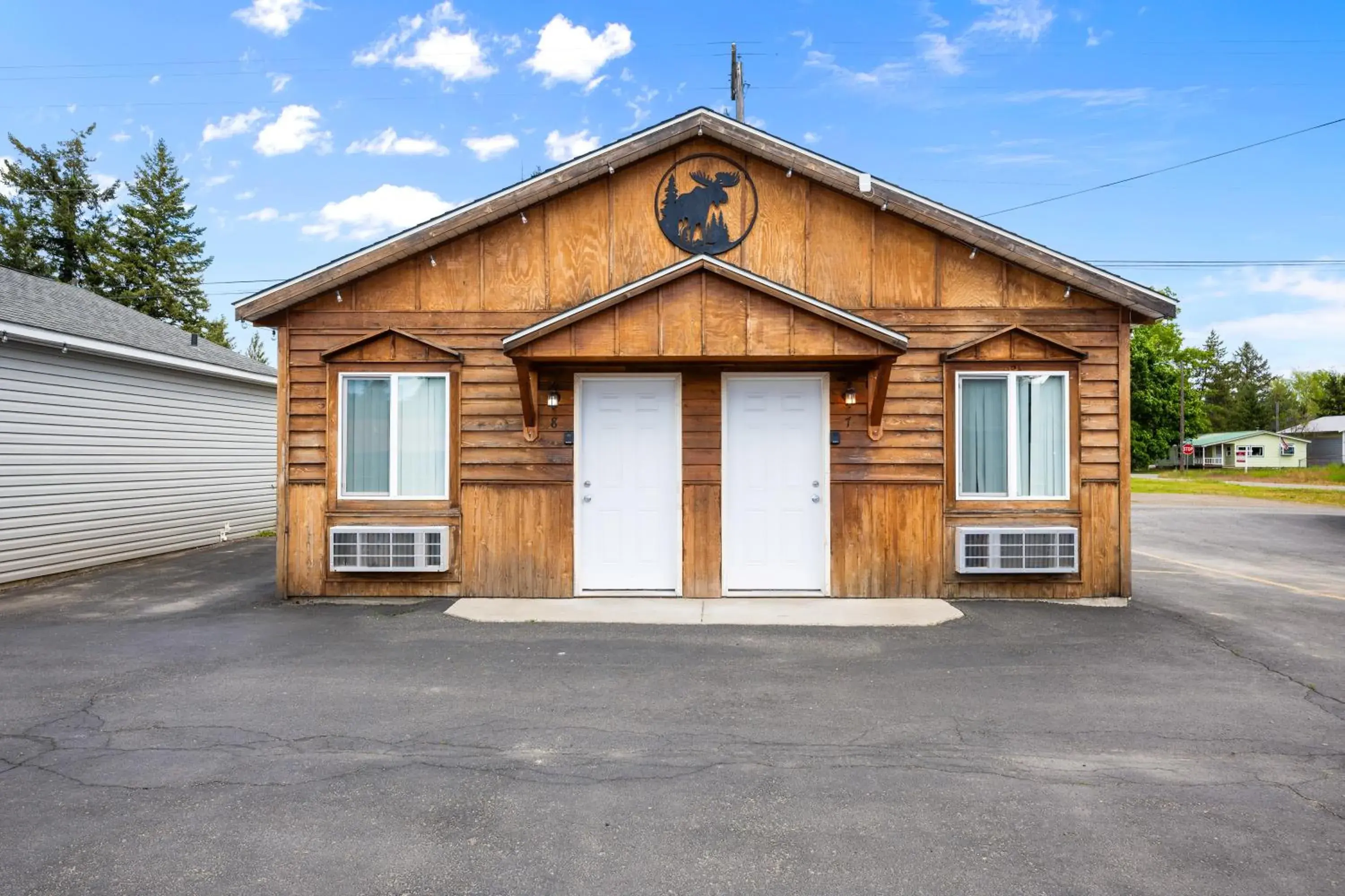 Property building in Moose Inn Property building in Moose Inn