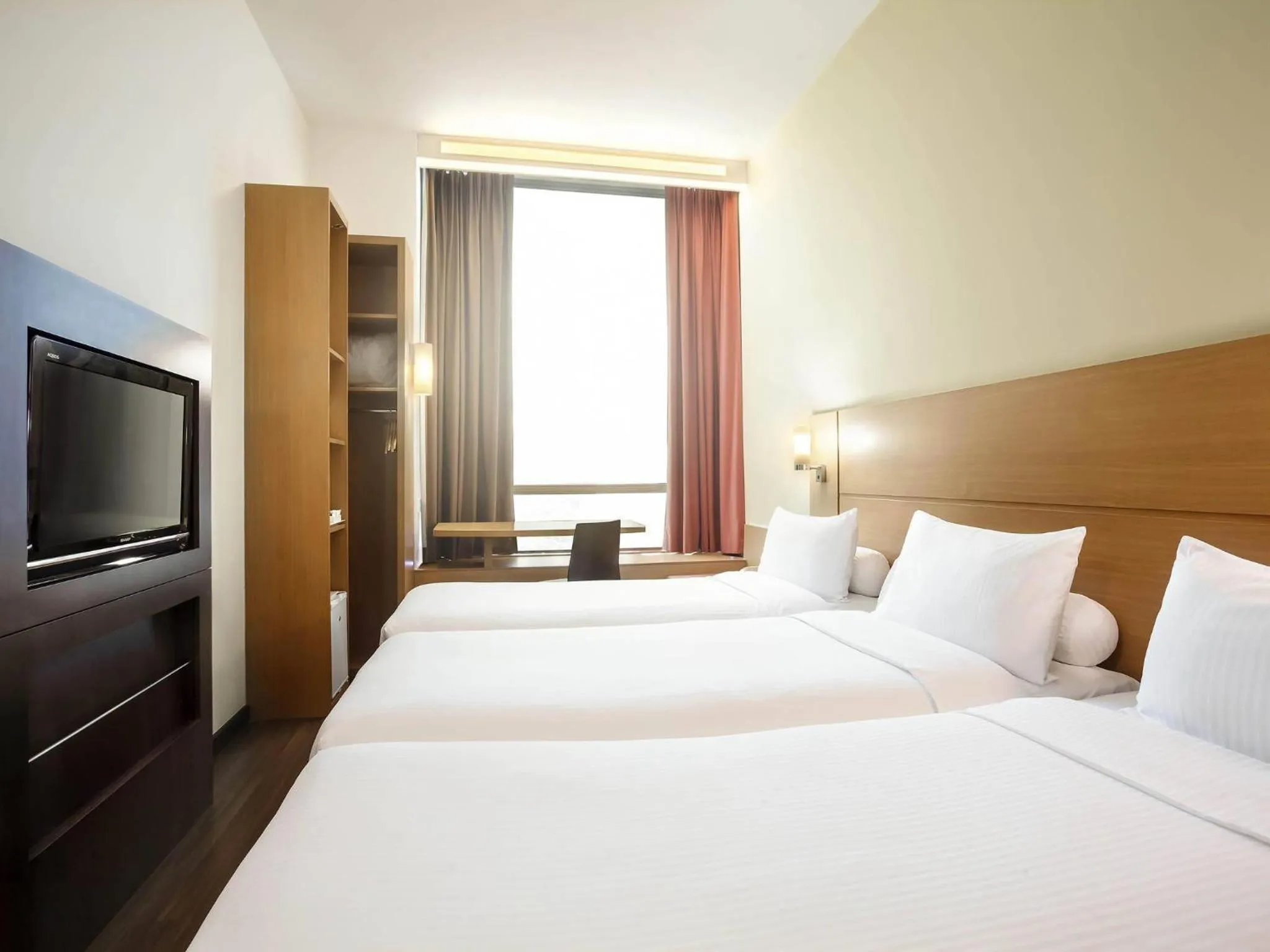 Bedroom, Bed in Ibis Singapore Novena