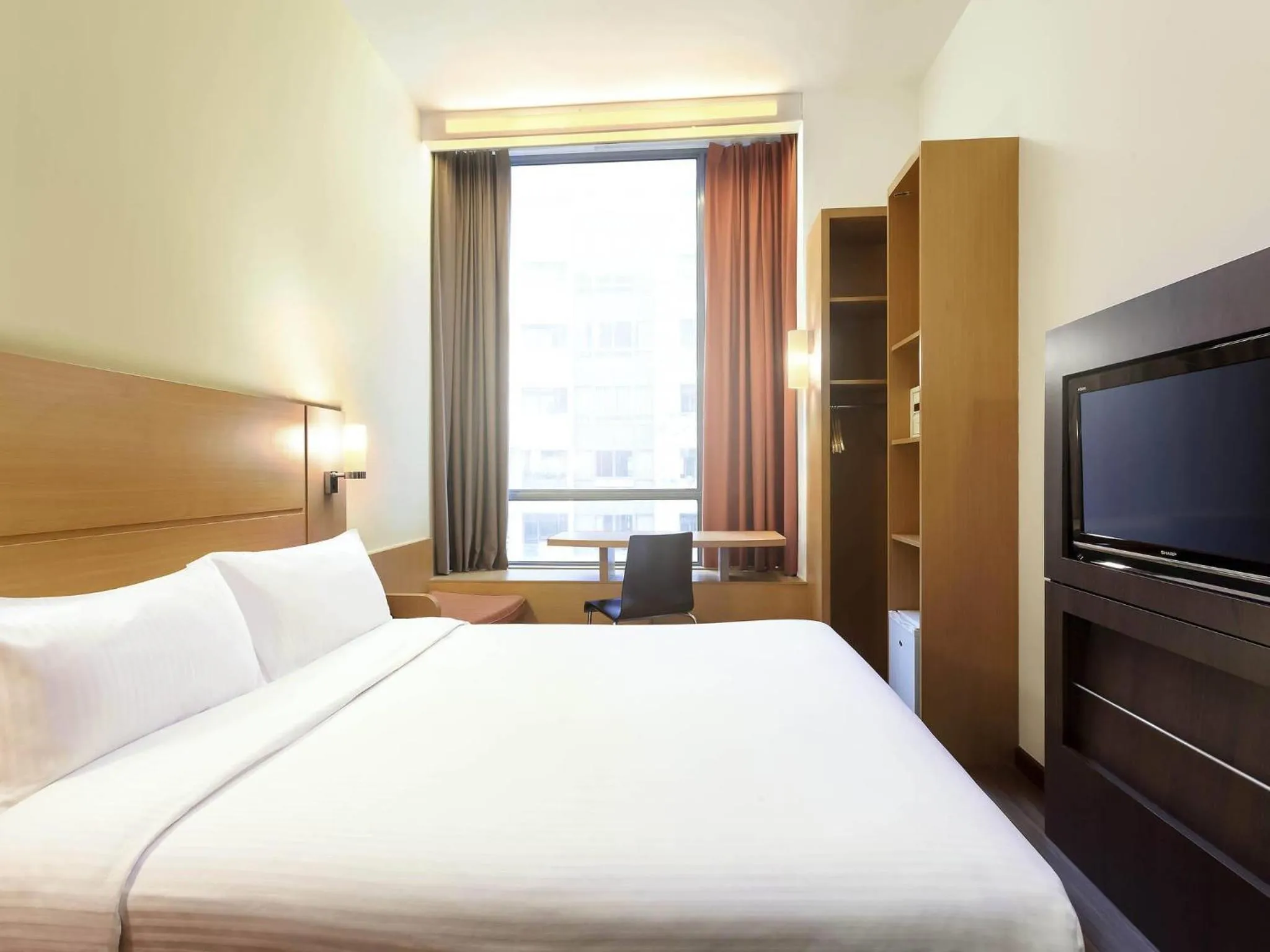 Bedroom, Bed in Ibis Singapore Novena