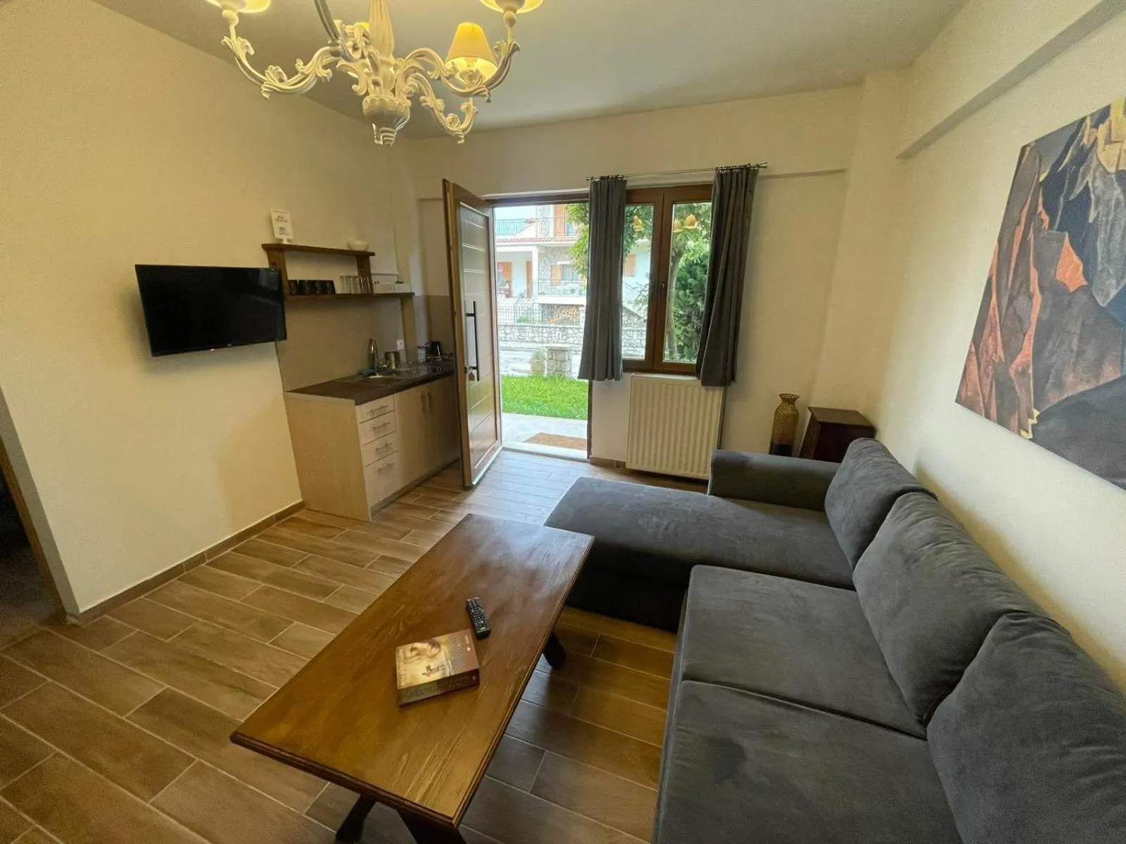TV and multimedia in Tzovolos Apartments