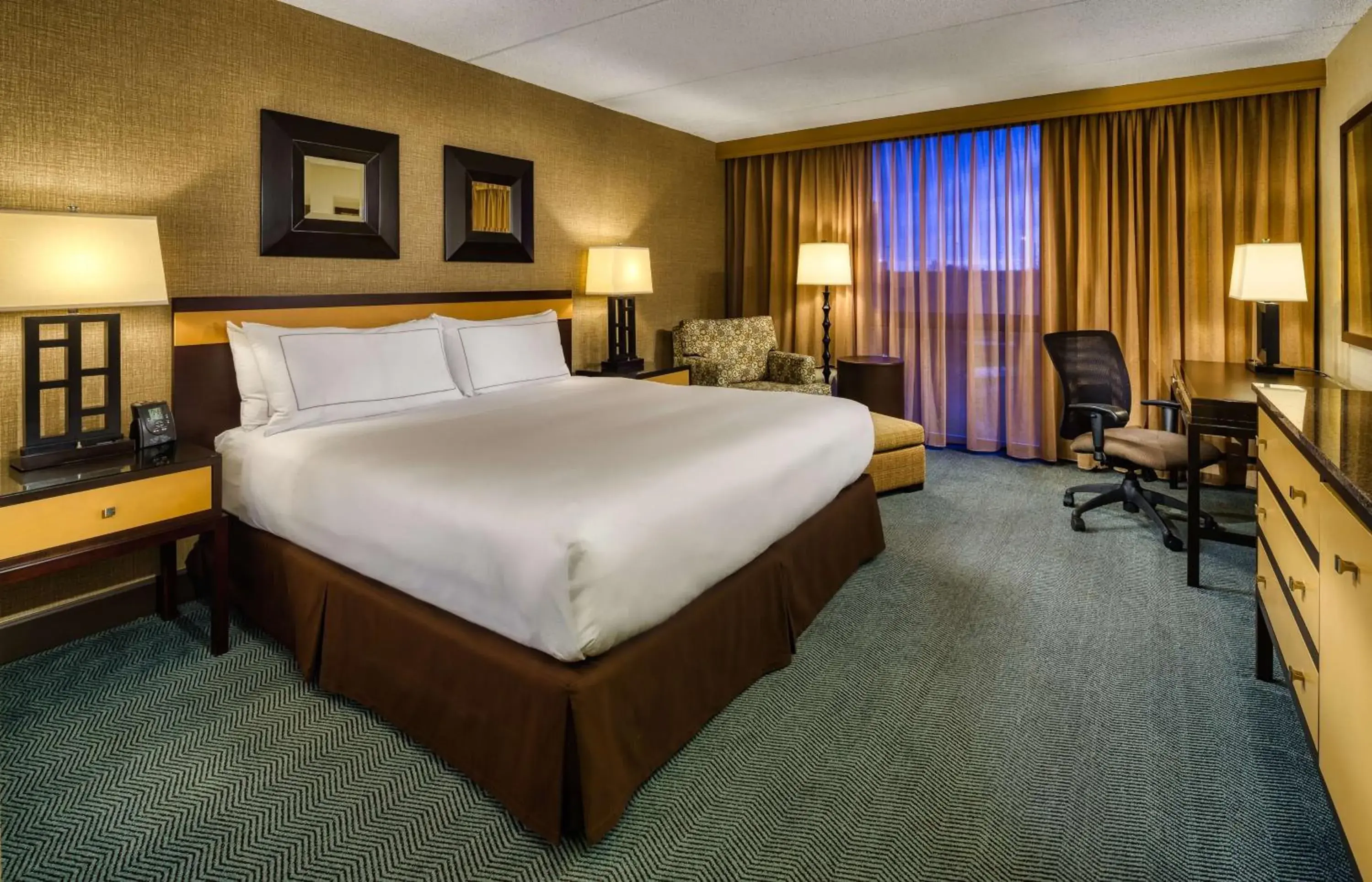 Bedroom, Bed in DoubleTree by Hilton Chicago - Arlington Heights Bedroom, Bed in DoubleTree by Hilton Chicago - Arlington Heights