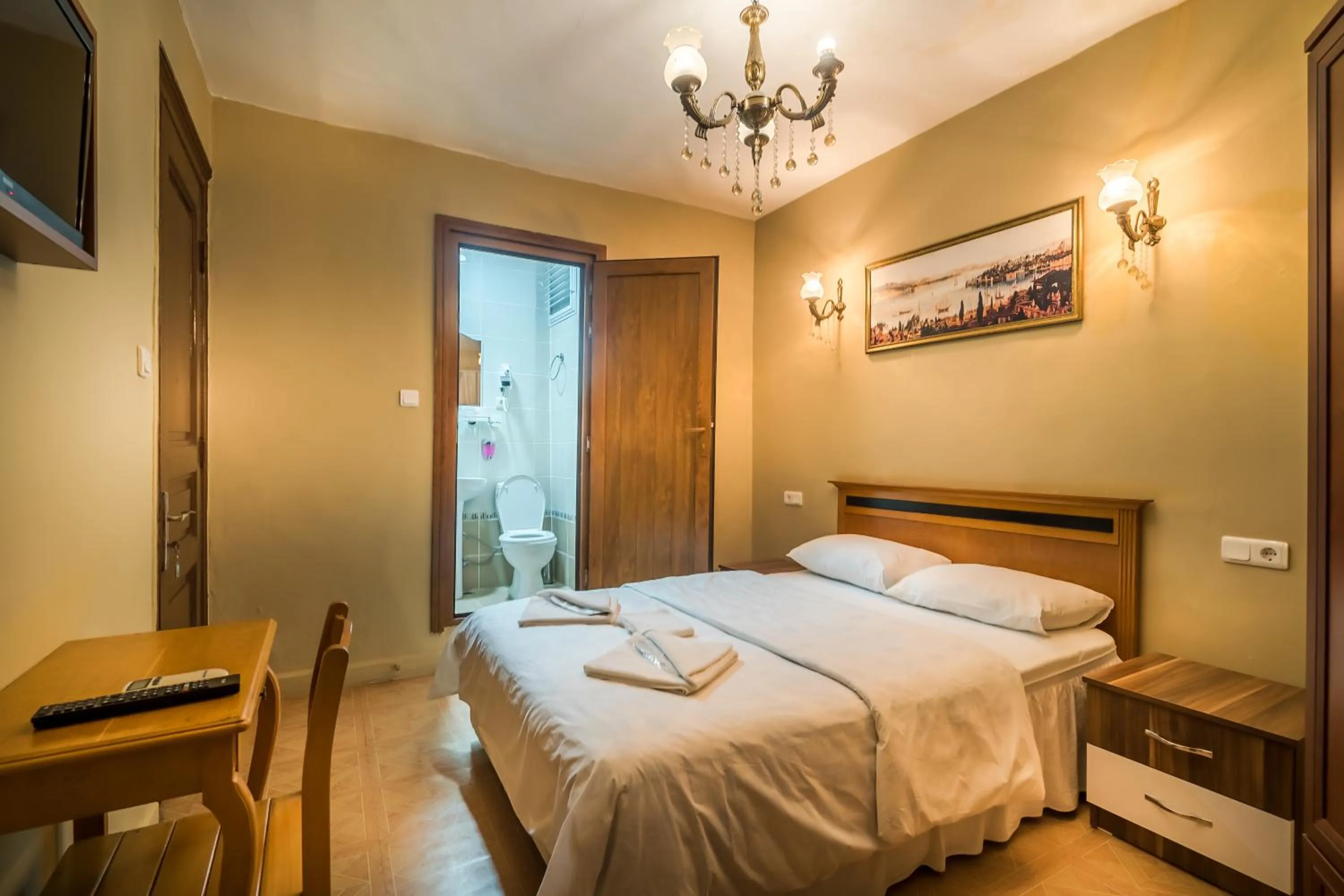 Photo of the whole room, Bed in Yeni Hotel