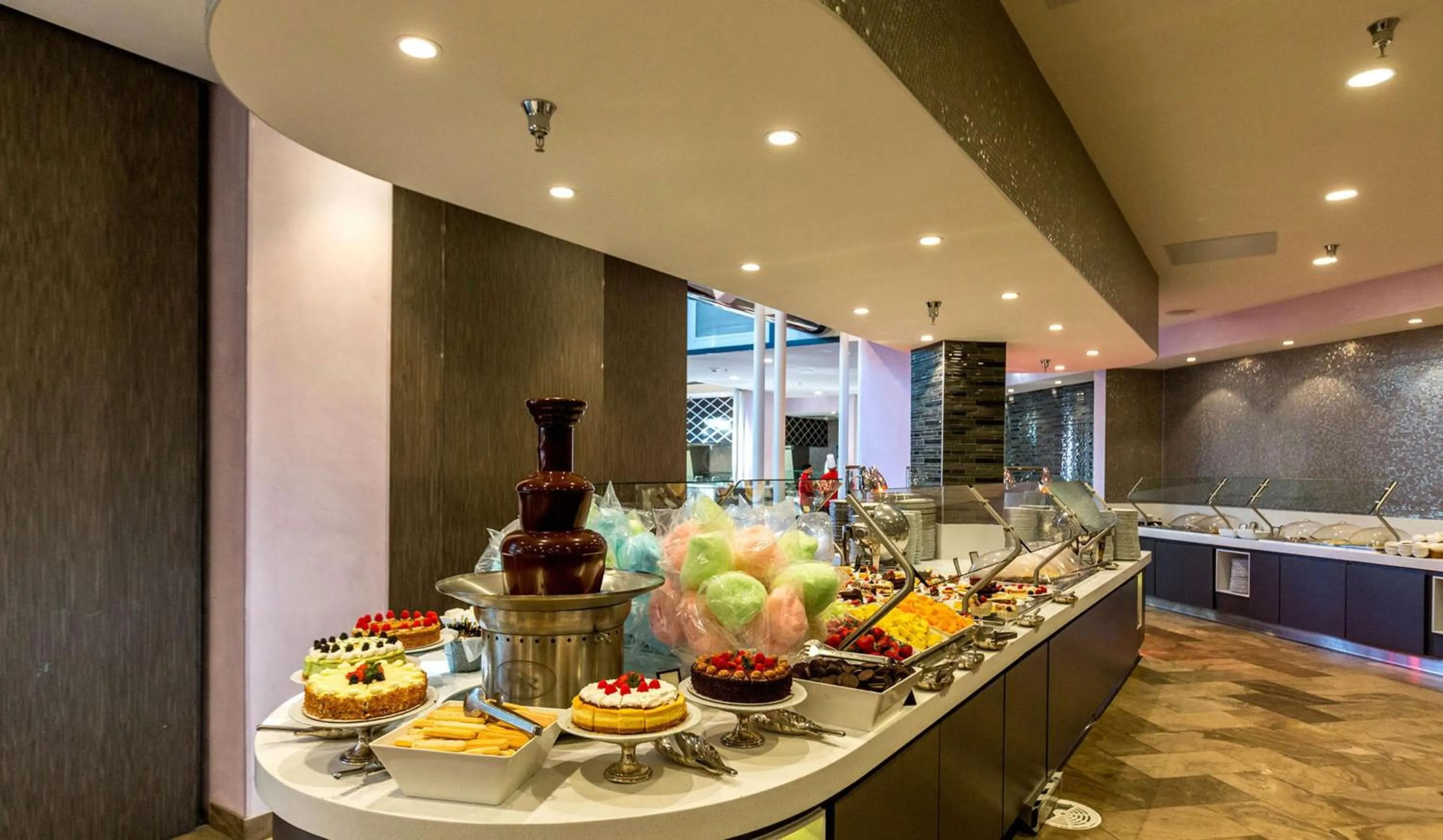 Dining area in Hilton Los Angeles-Universal City