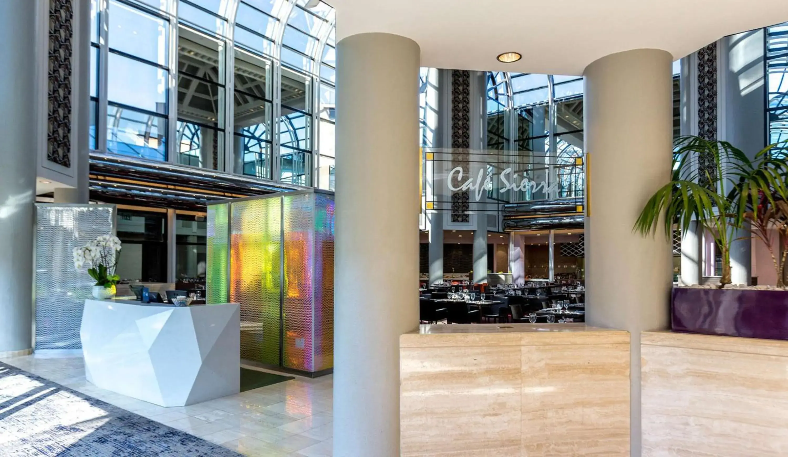 Restaurant/places to eat in Hilton Los Angeles-Universal City Restaurant/places to eat in Hilton Los Angeles-Universal City