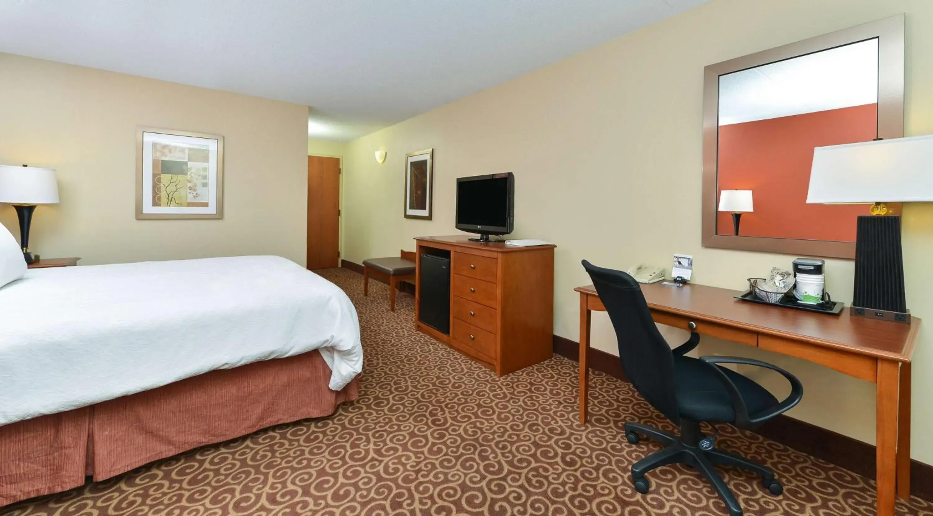 Bedroom, Bed in Hampton Inn Chicago-Carol Stream Bedroom, Bed in Hampton Inn Chicago-Carol Stream