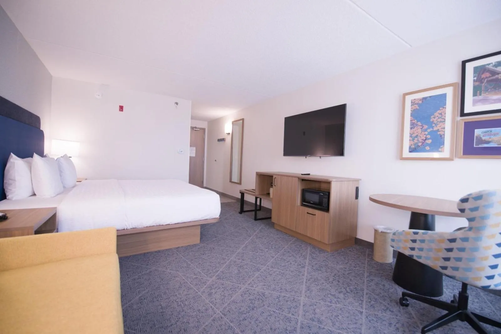 Bed in Hampton Inn Chicago-Carol Stream