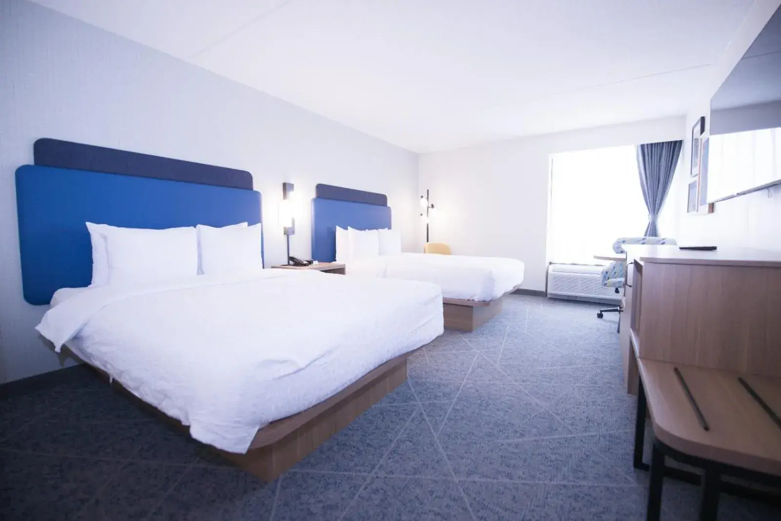 Bed in Hampton Inn Chicago-Carol Stream Bed in Hampton Inn Chicago-Carol Stream