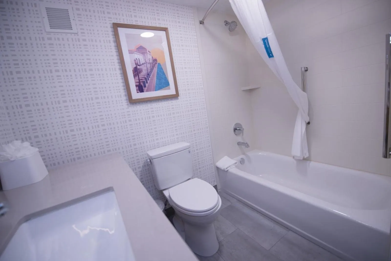 Bath in Hampton Inn Chicago-Carol Stream