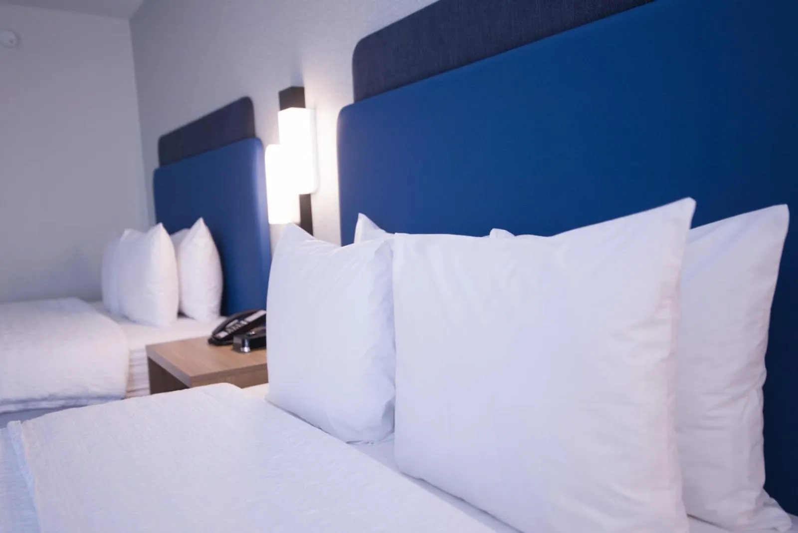 Bed in Hampton Inn Chicago-Carol Stream